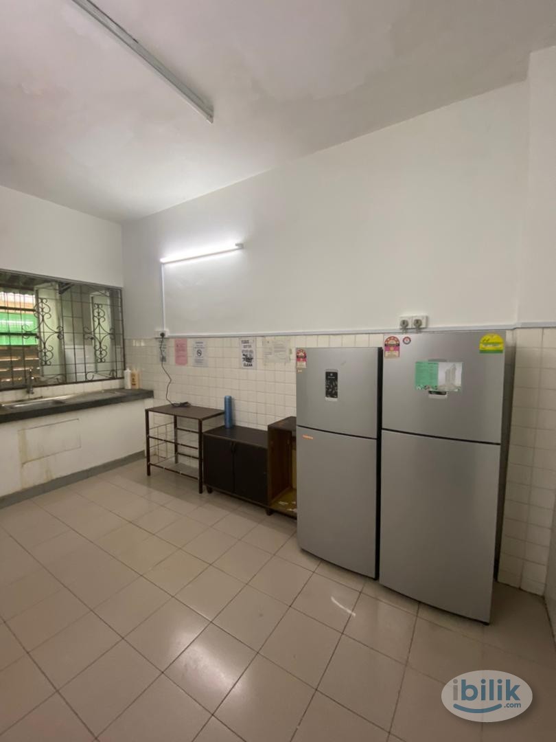 Middle Room at Bandar Puteri Puchong, Puchong IoI Mall, Lotus, Industrial Park, LRT🤩🚩📍 - Image 2