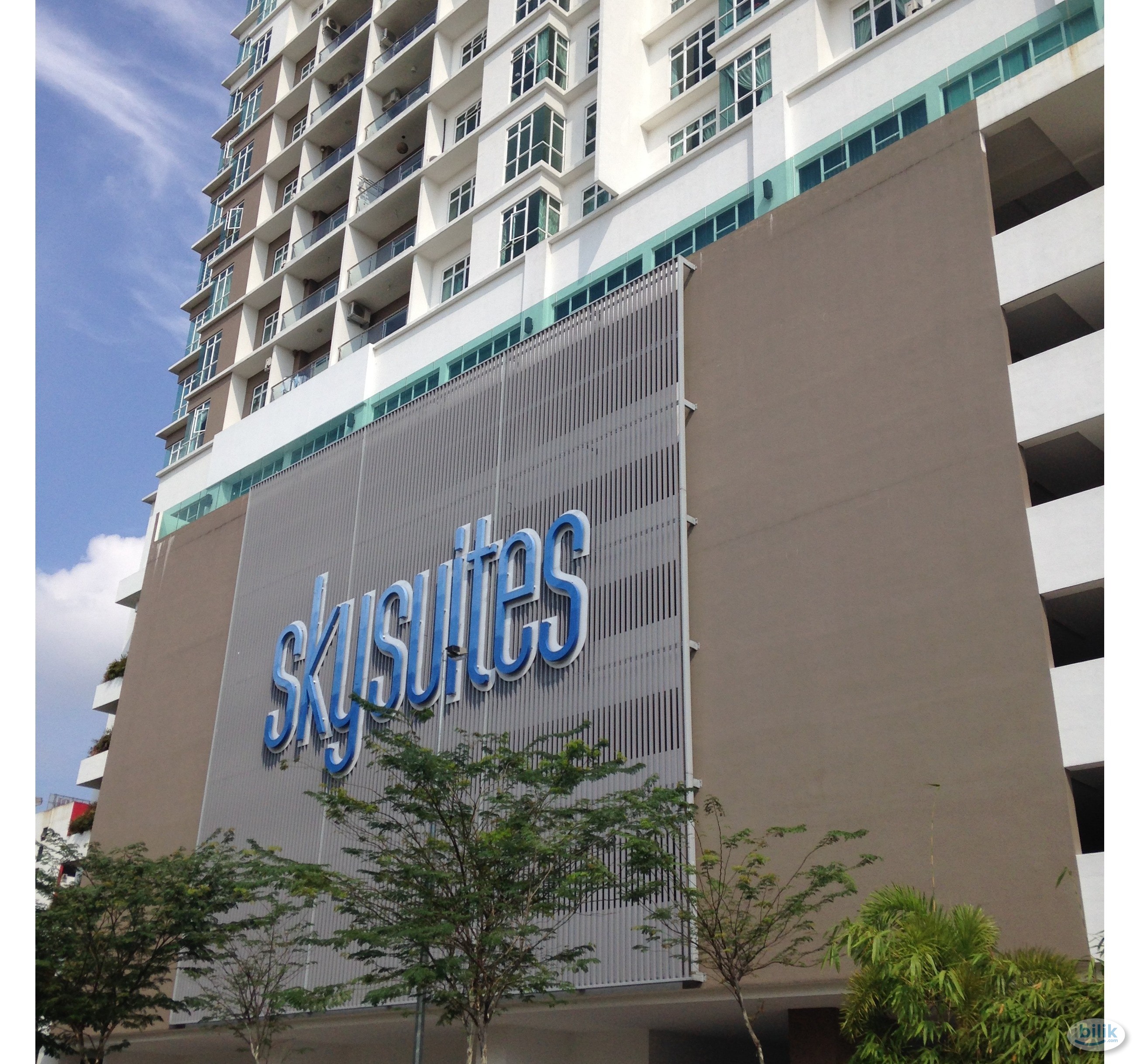 12 min walk to CIQ. Skysuites. Ladies. Include utilities - Image 1