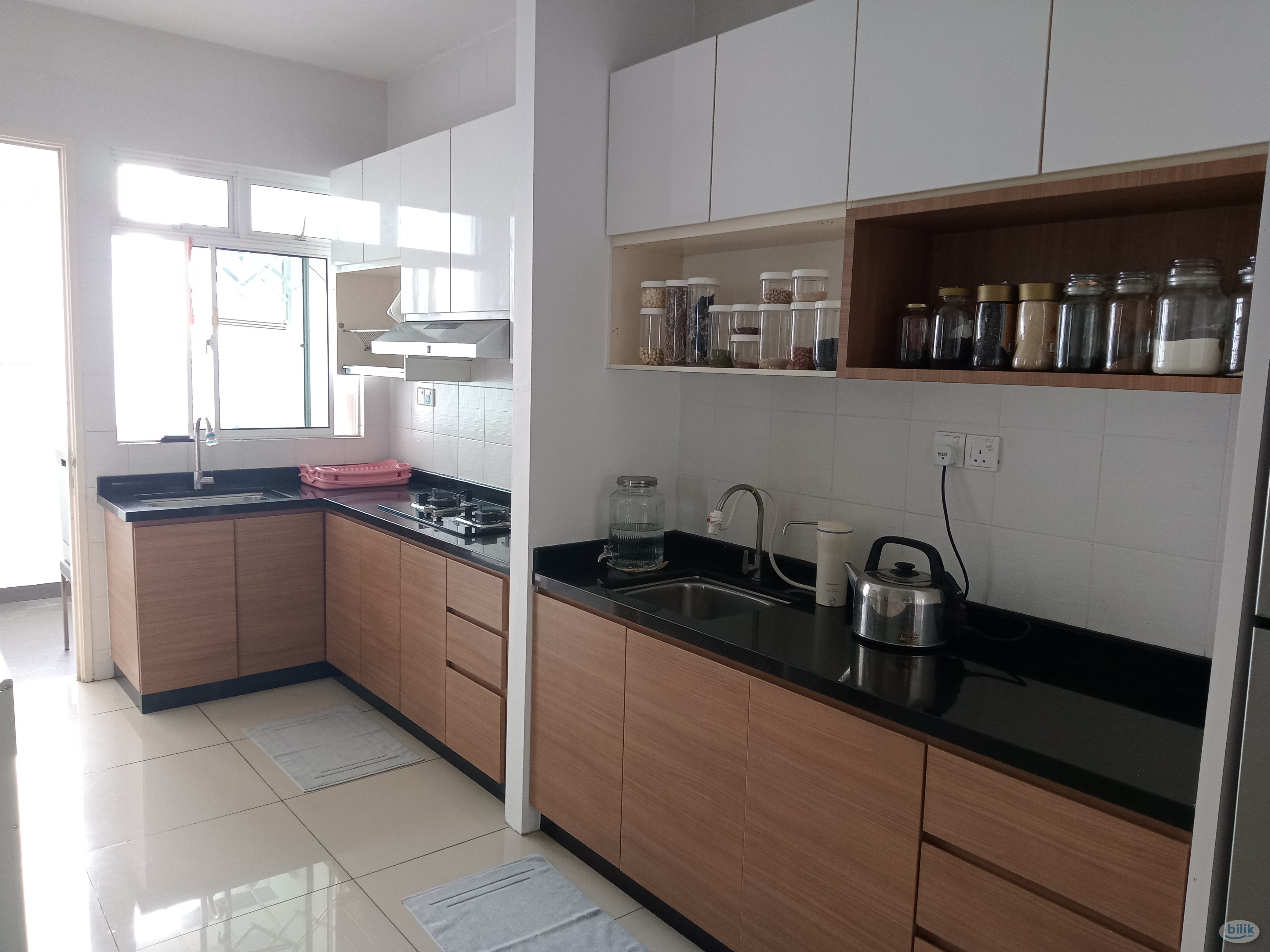 12 min walk to CIQ. Skysuites. Ladies. Include utilities - Image 2