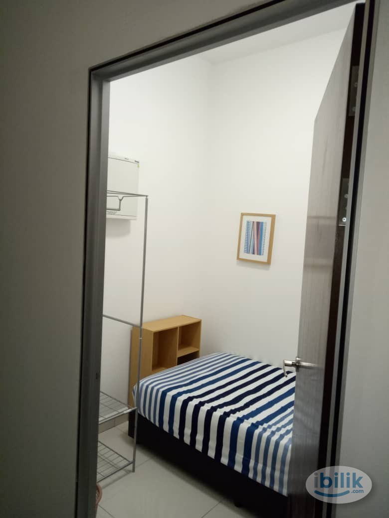 12 min walk to CIQ. Skysuites. Ladies. Include utilities - Image 3