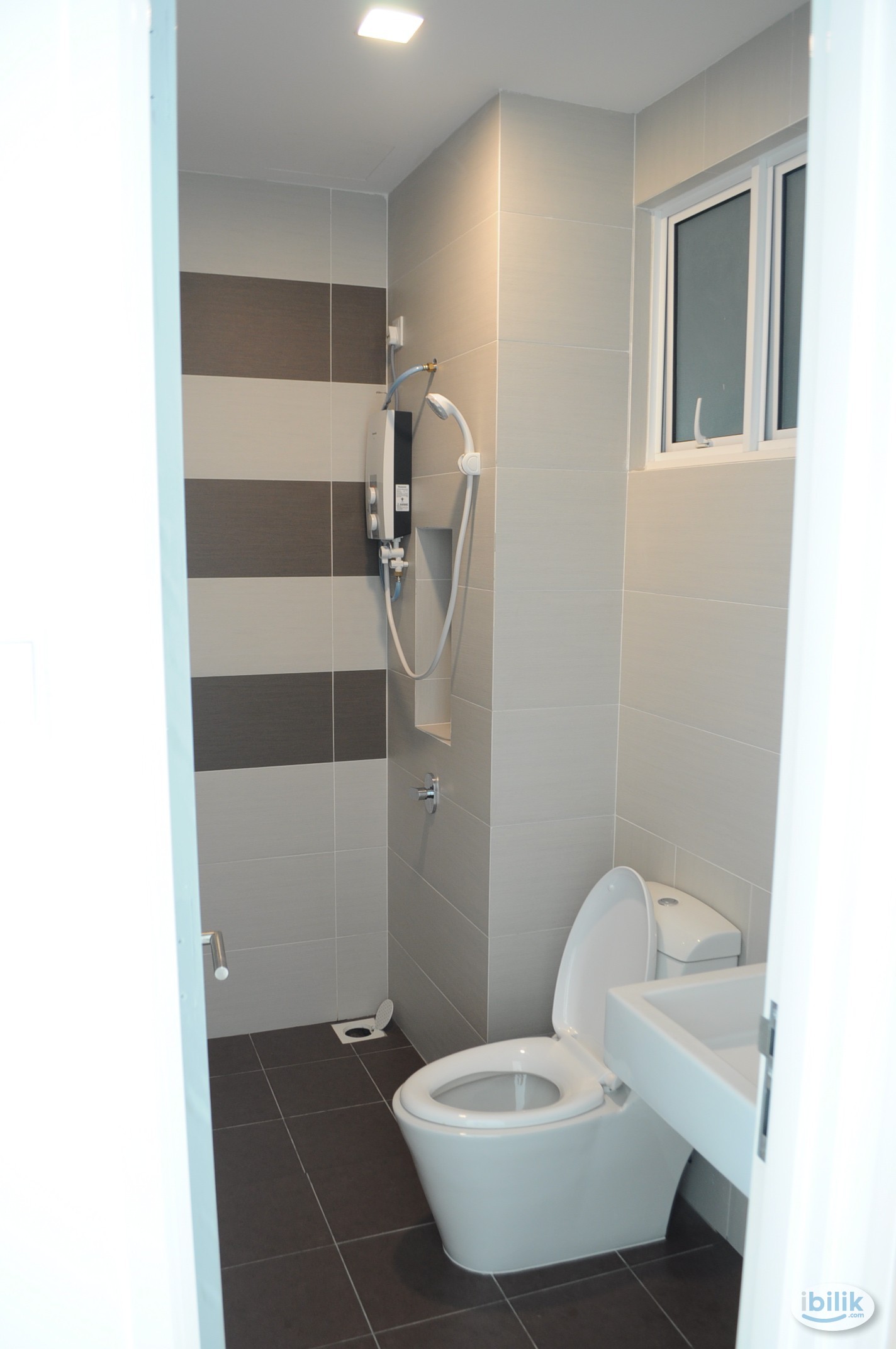 12 min walk to CIQ. Skysuites. Ladies. Include utilities - Image 4