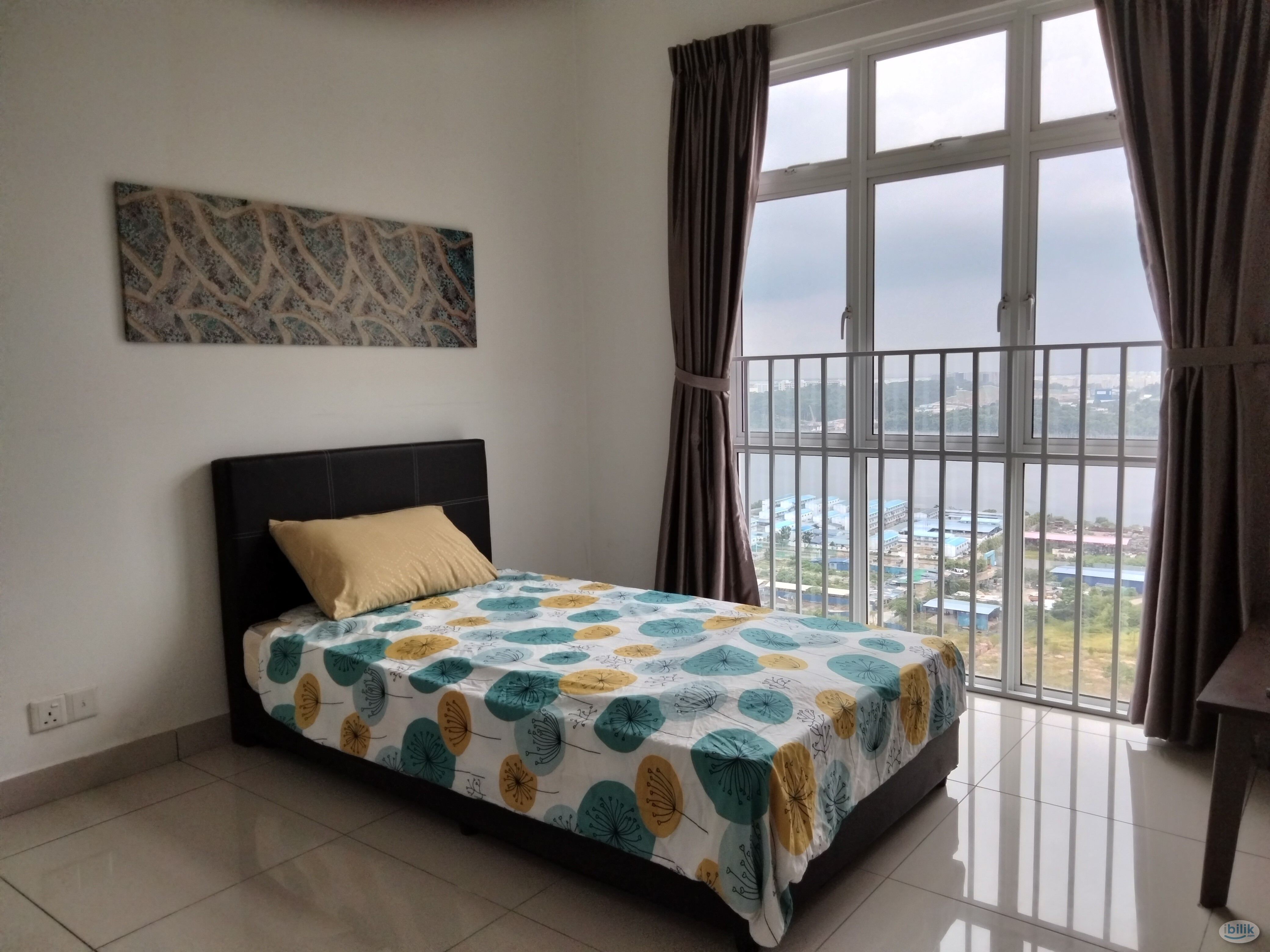 12 min walk to CIQ. Skysuites. Ladies. Include utilities - Image 5