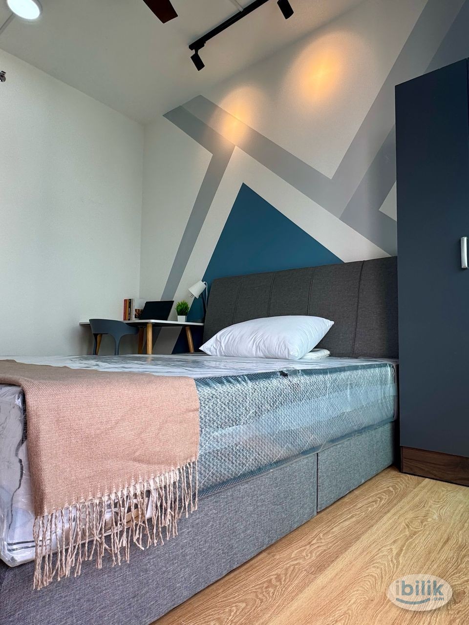 🤩PROMOTION!!!! 🤩 HIGH SPEED INTERNET Medium Room 📍EduMetro, USJ 1, Subang, NEW 10” Mattress  Aircond Wardrobe Table Chai - Image 1