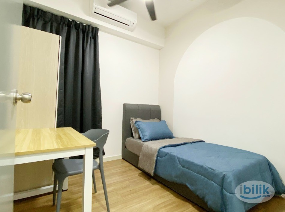 【FEMALE ONLY】MIDDLE ROOM FOR RENT - Image 1
