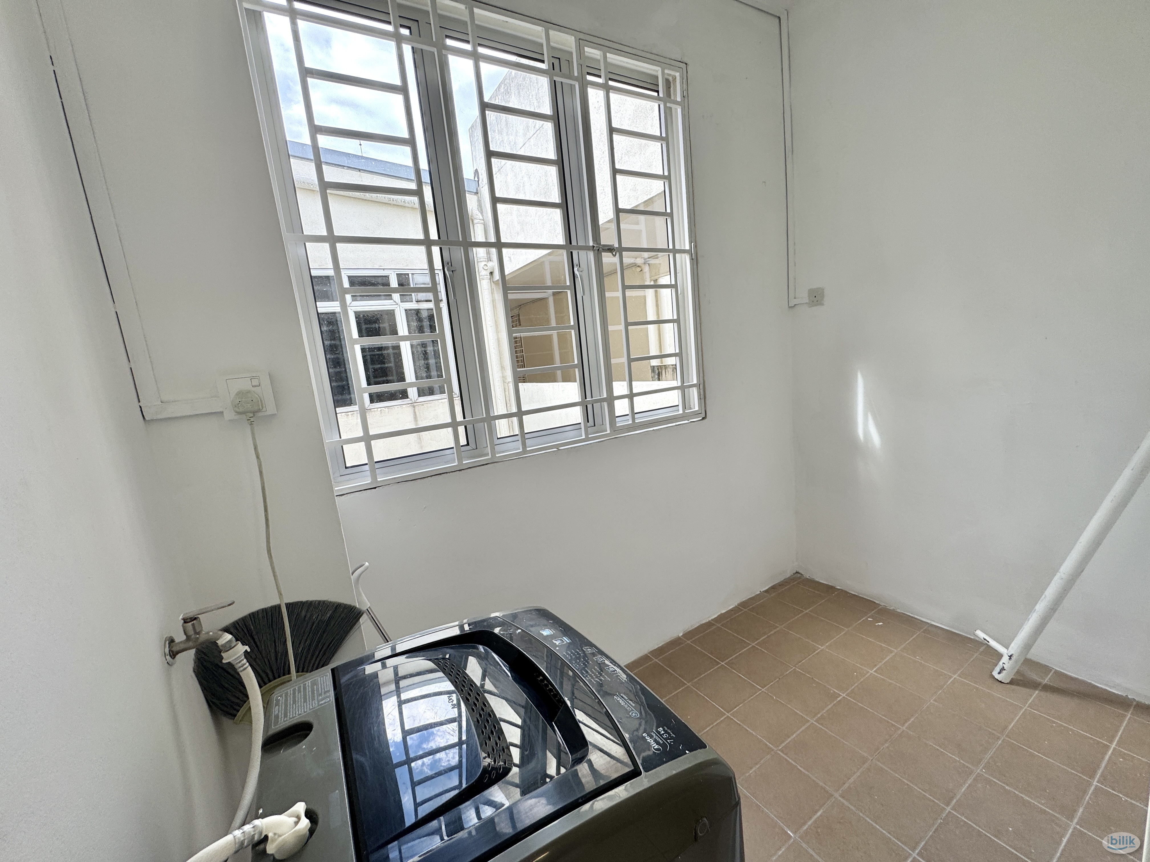 Fully Furnished Single Bedroom With Private Balcony - Image 4