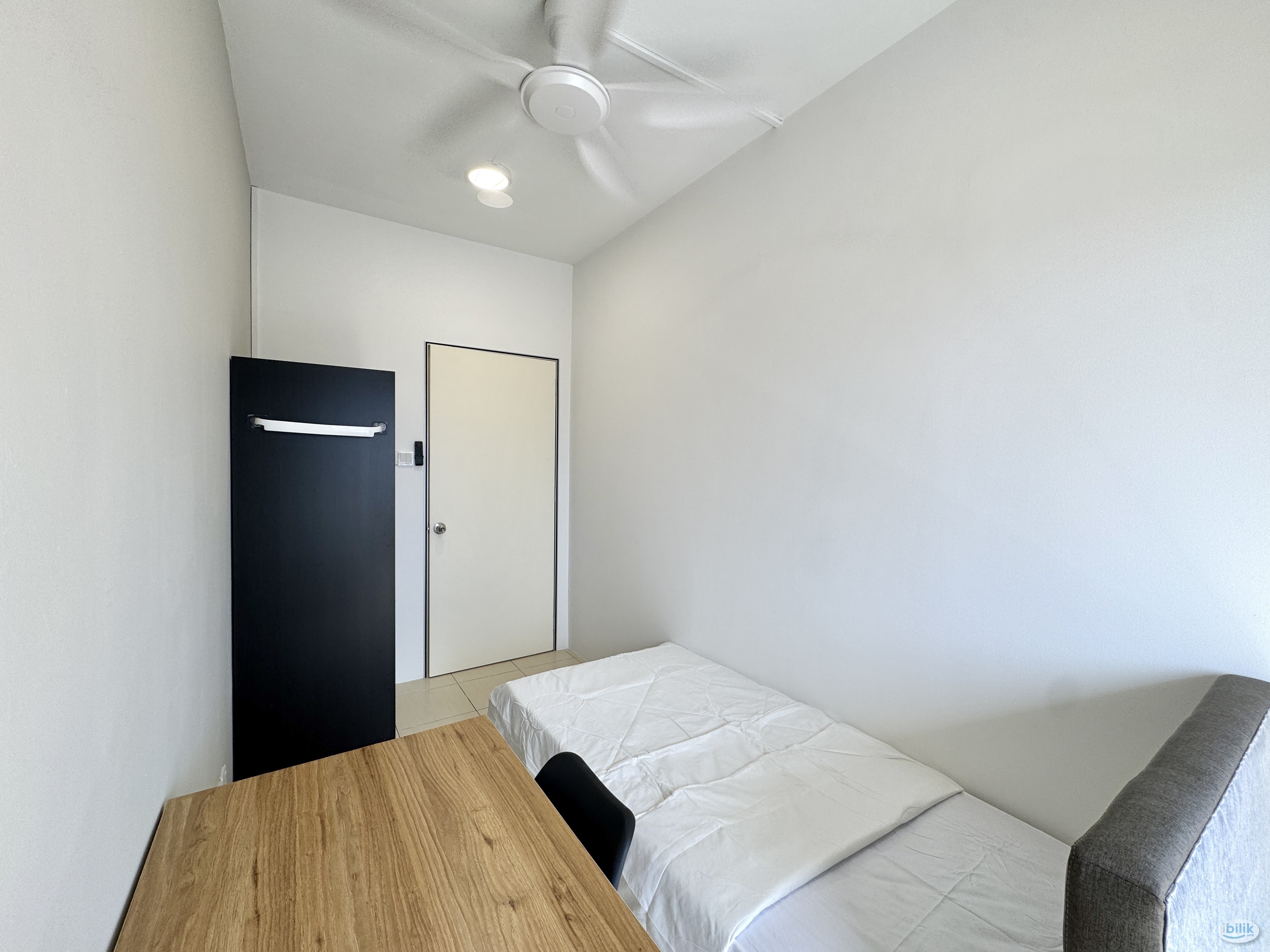 Fully Furnished Single Bedroom With Private Balcony - Image 2