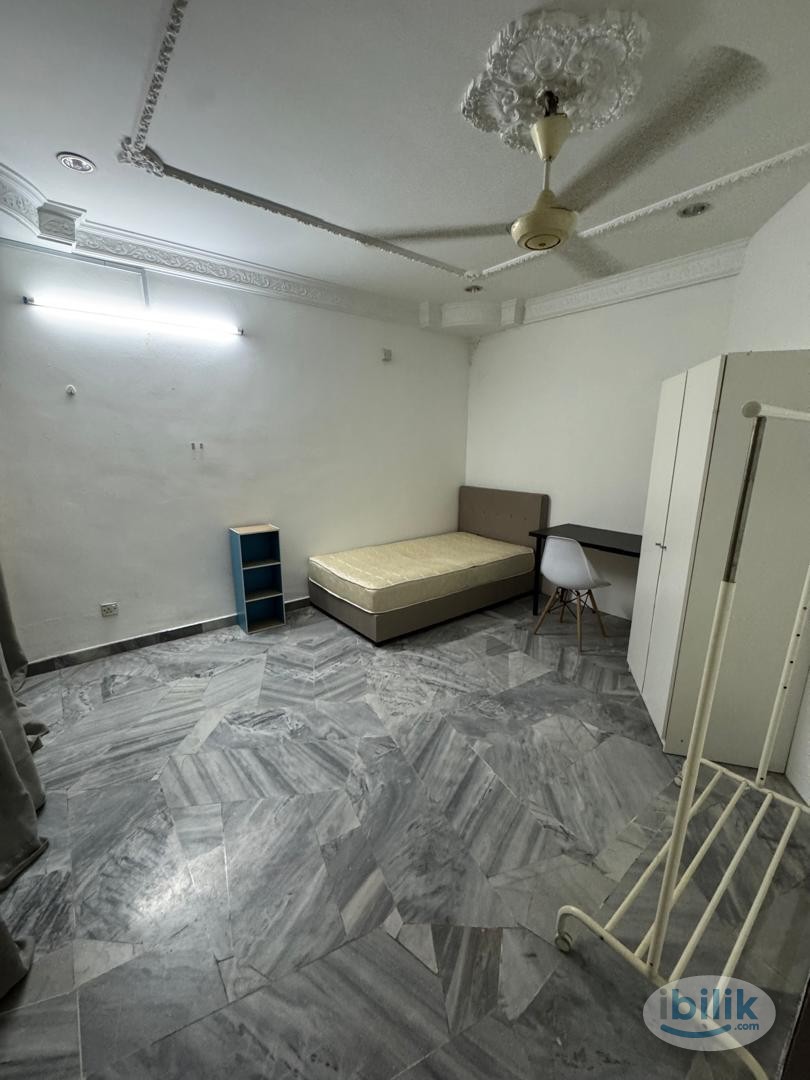 Single Room with Air-Condition in Bandar Utama Near One Utama Mall / MRT Bandar Utama 🌈🔥 - Image 1