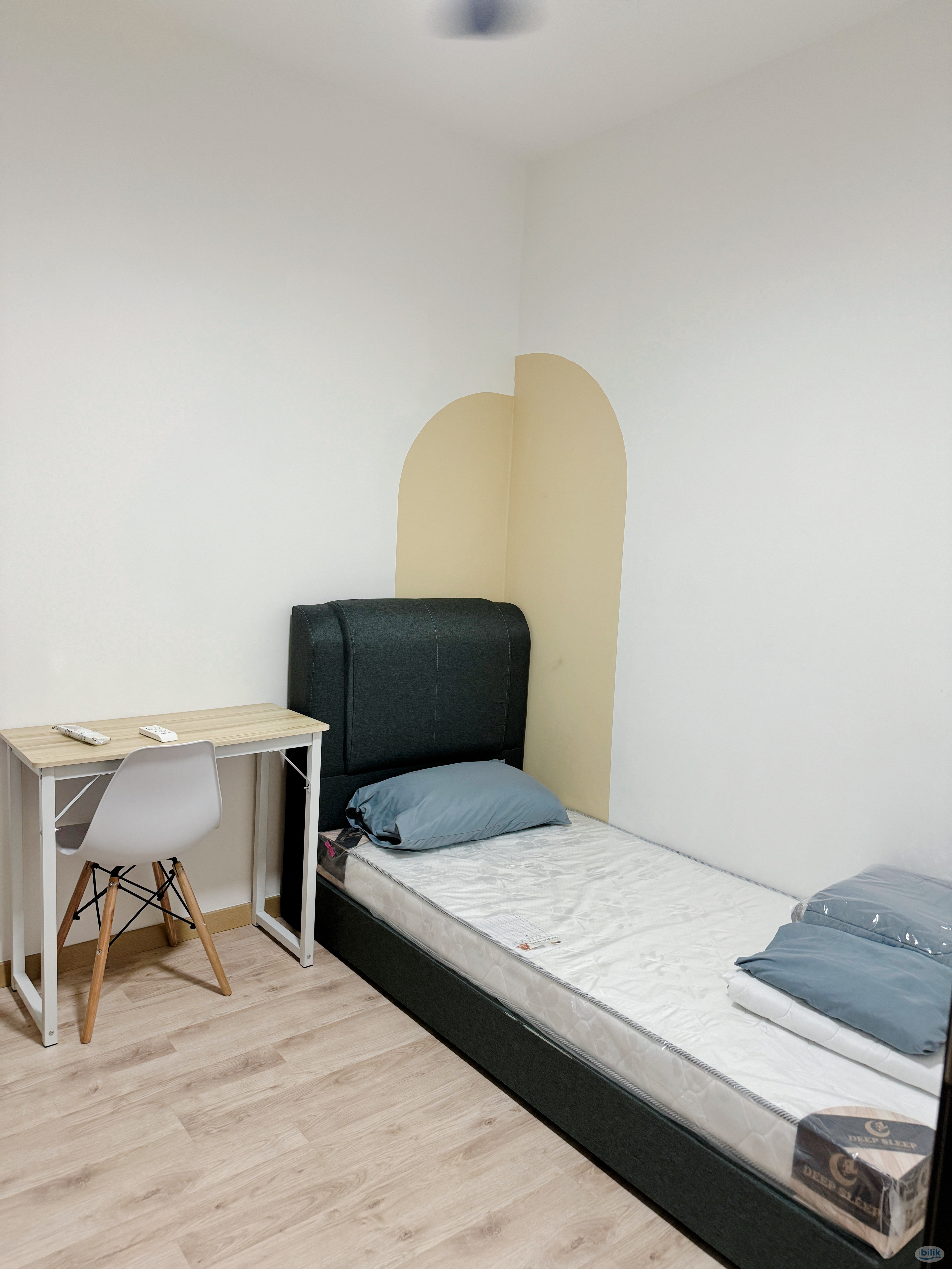 Small room mixed gender unit - Image 1