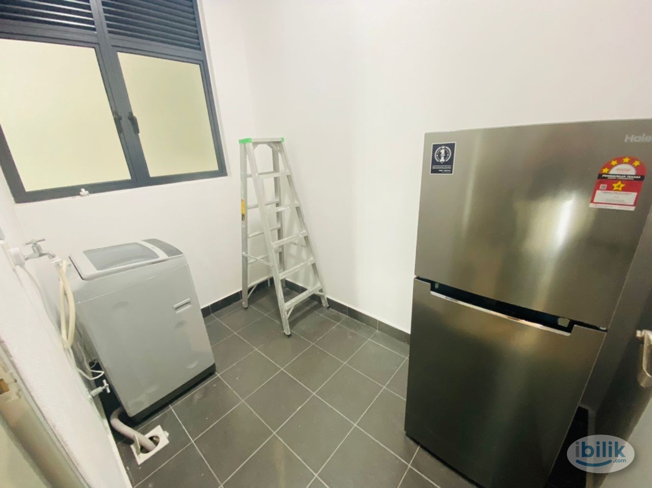 Middle Room at V-Residensi, Selayang Heights - Image 4