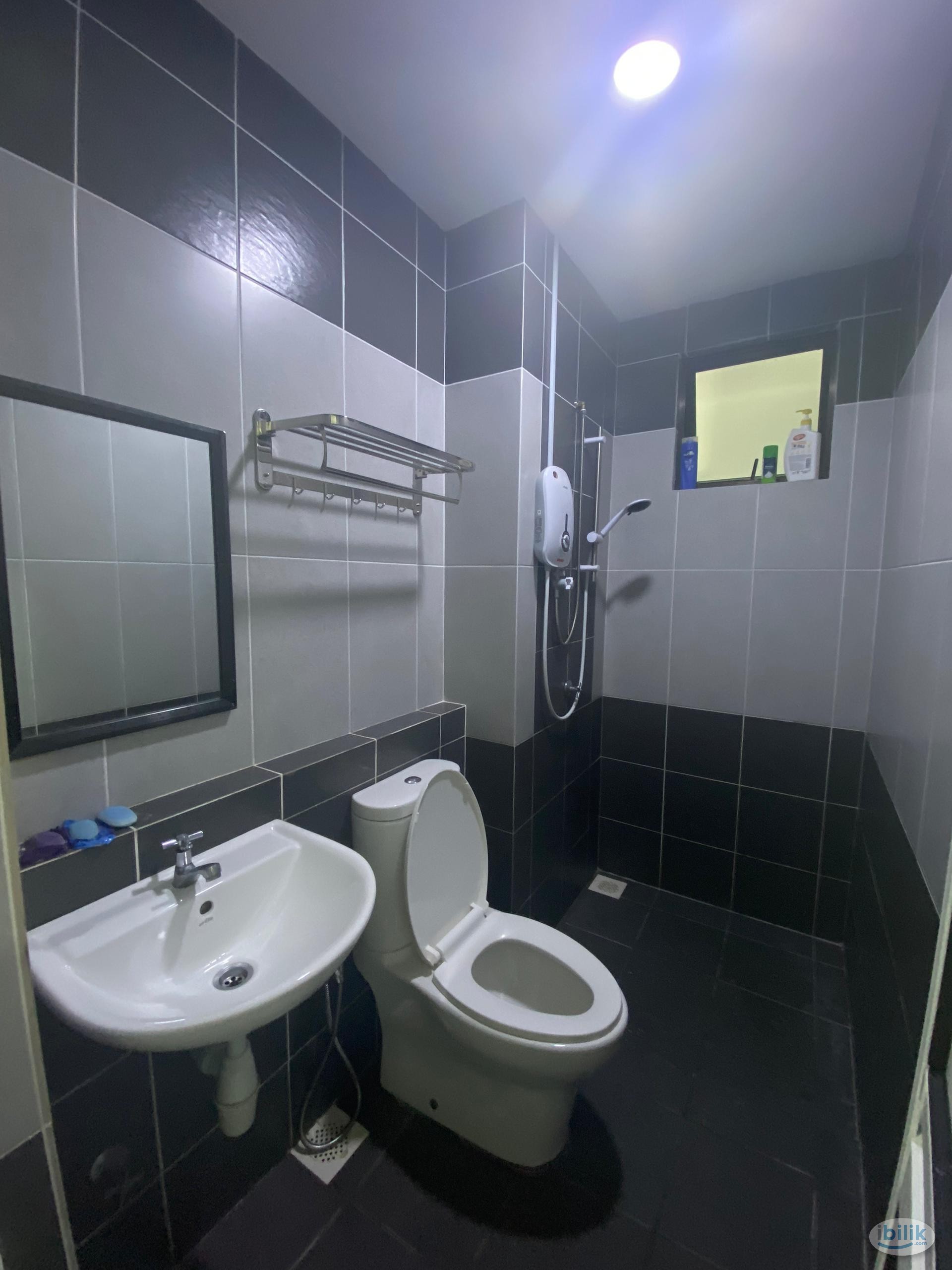 Middle Room at V-Residensi, Selayang Heights - Image 5