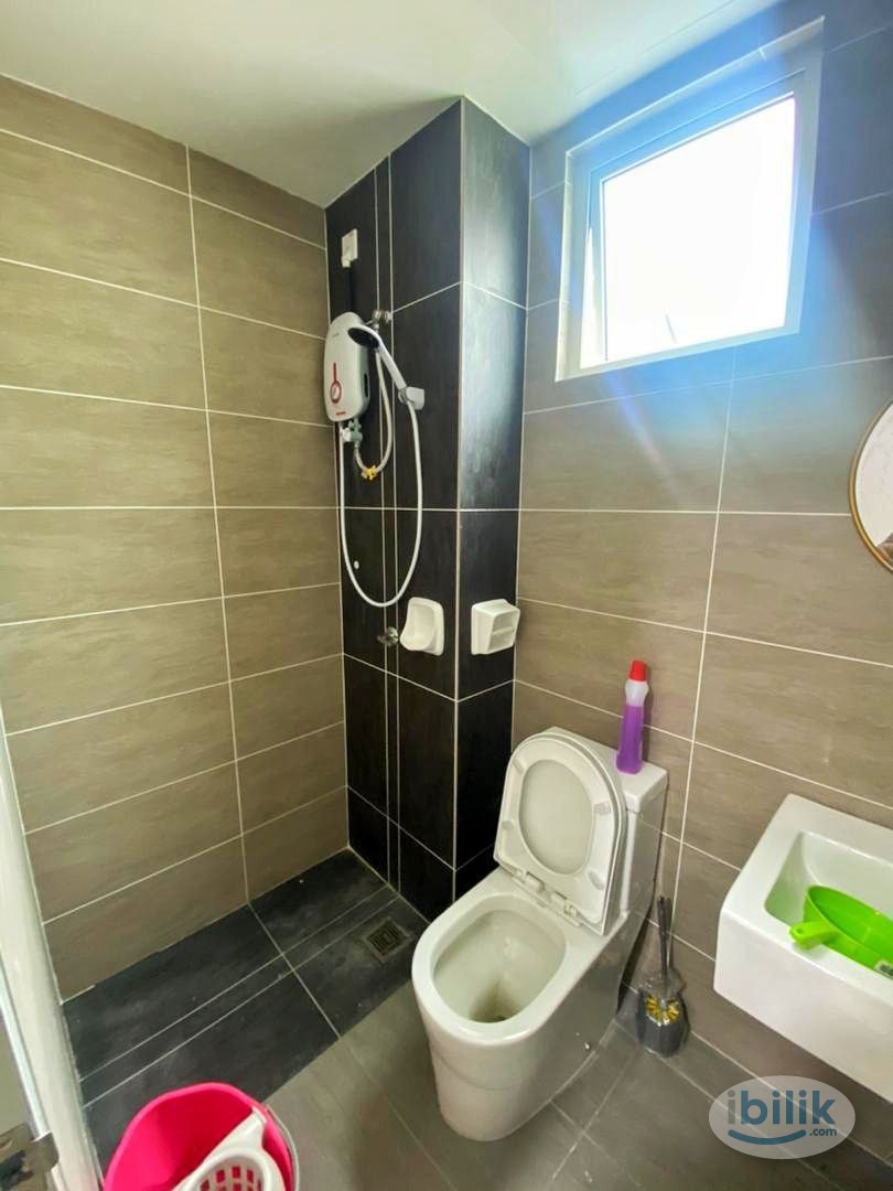 Middle Room at Damansara Damai, Petaling Jaya - Image 2
