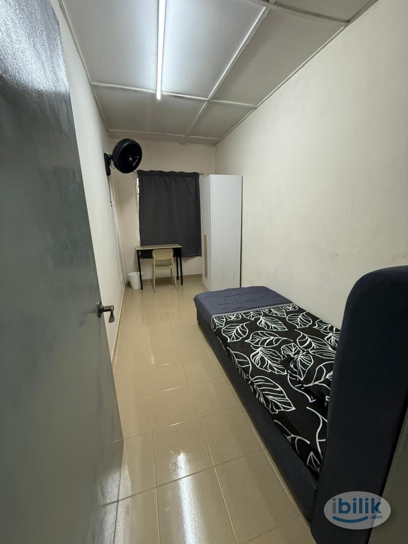 Middle Room at Saujana Apartment, Damansara Damai - Image 1