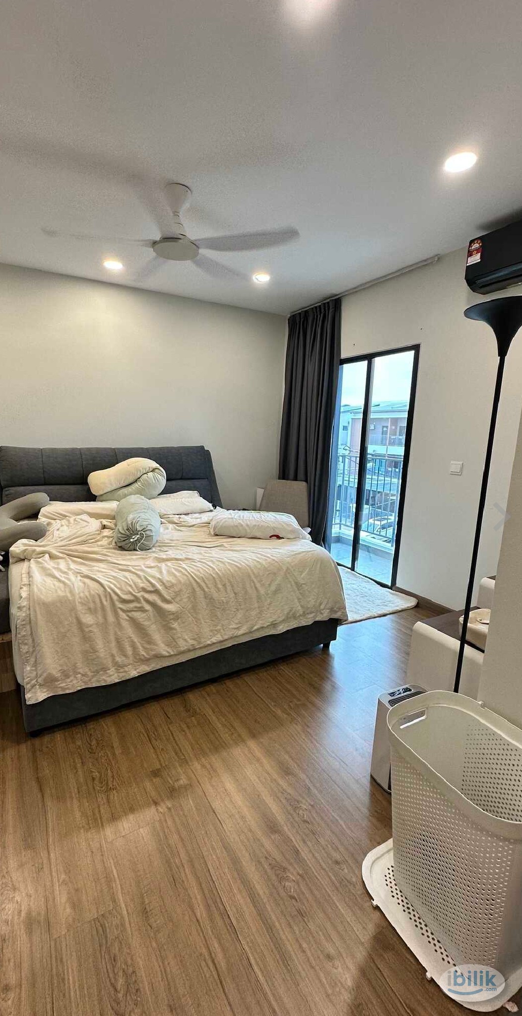 A condo common room with a private bathroom for the tenant's own use. - Image 1