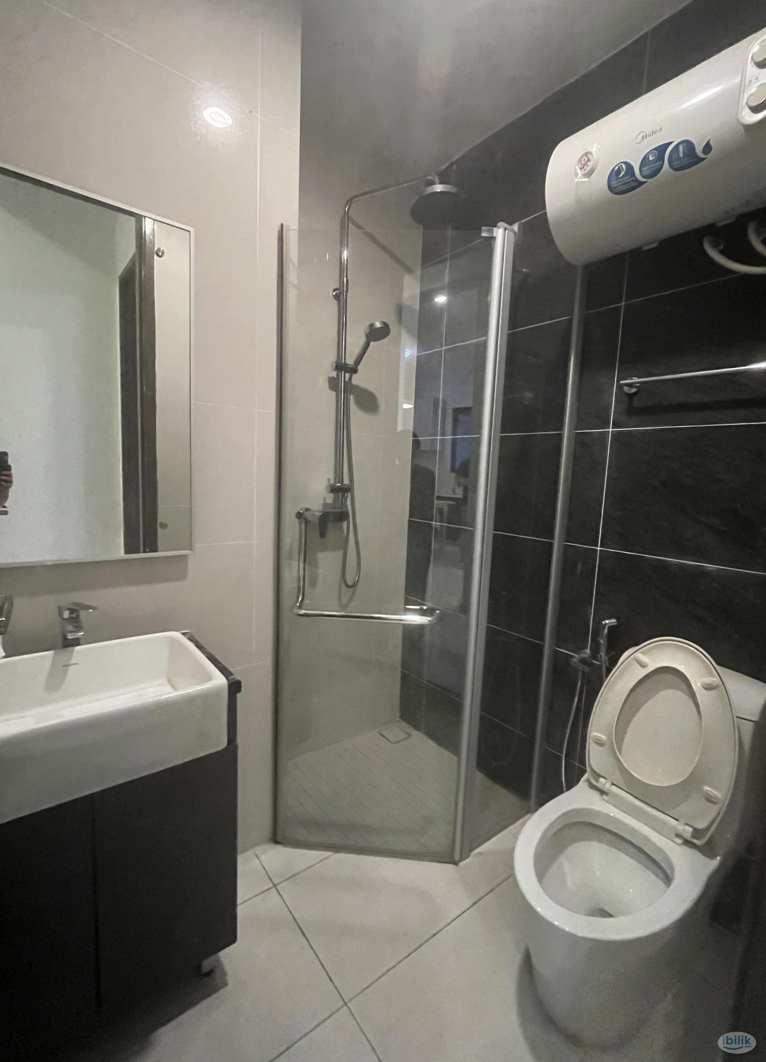 Muslim Friendly with Exclusive use Bathroom Middle Room at Danga Bay, Johor Bahru - Image 3
