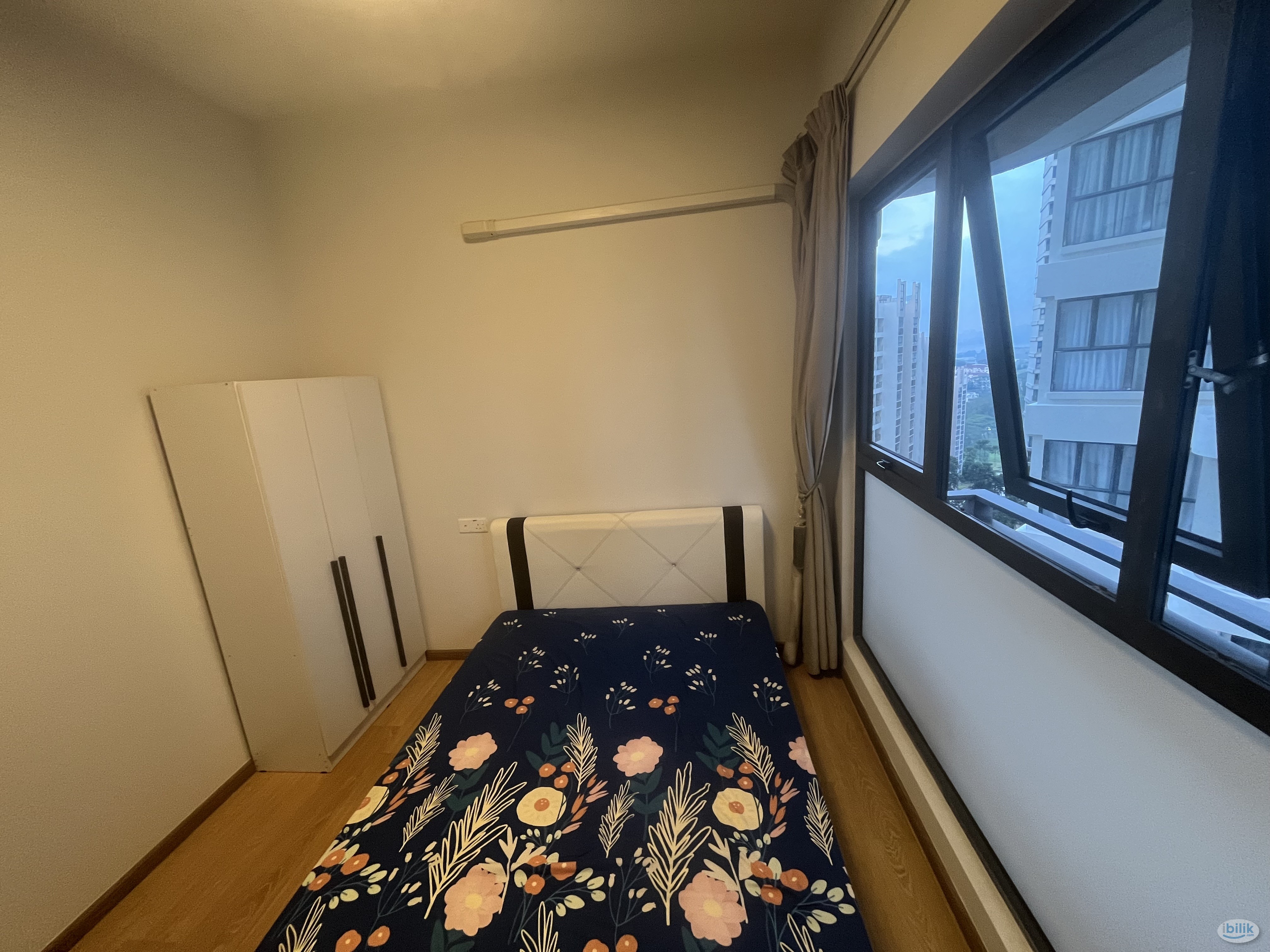 Muslim Friendly with Exclusive use Bathroom Middle Room at Danga Bay, Johor Bahru - Image 5