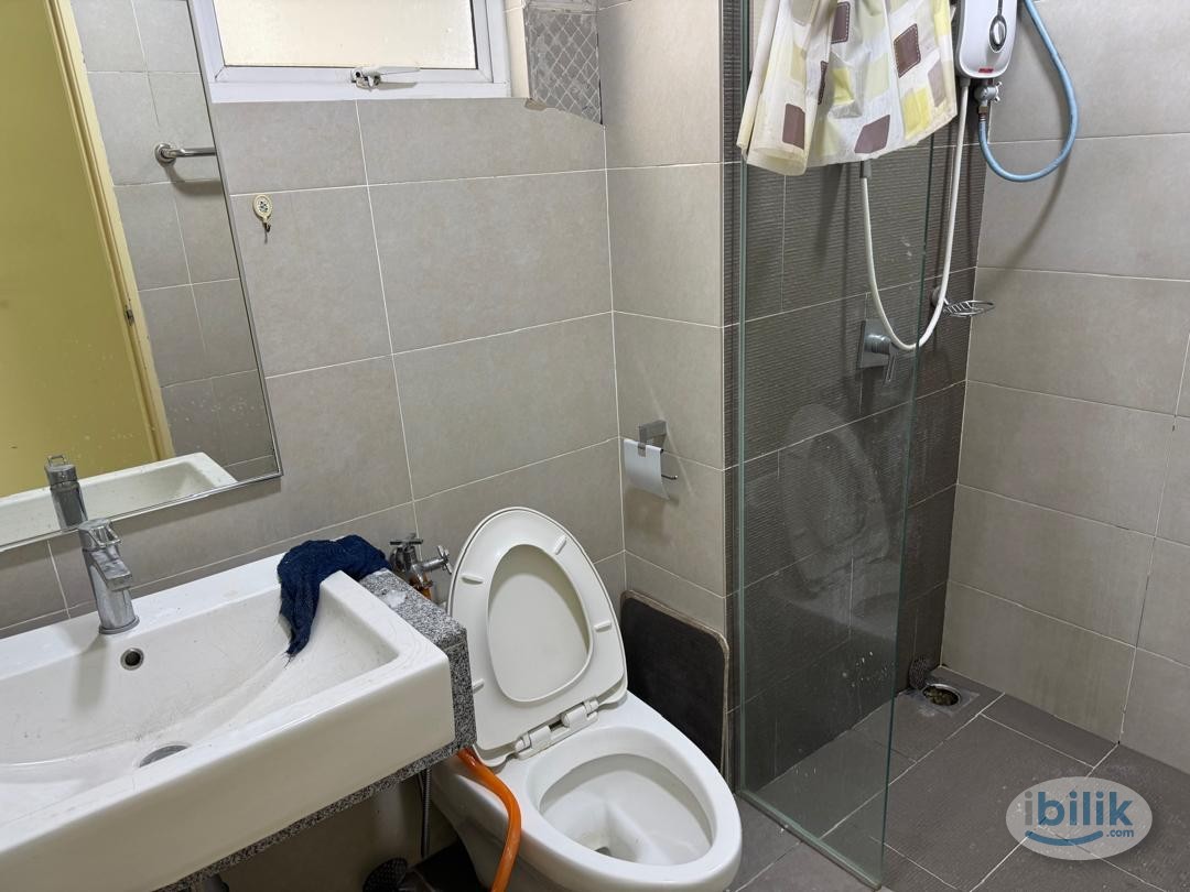 Master Room at Damansara Perdana, Petaling Jaya - Image 2