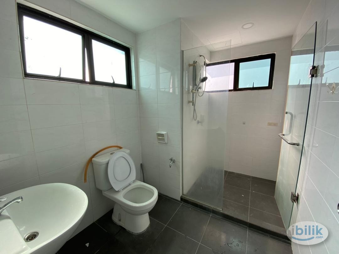 Female Unit Master Room at Park 51 Residency, Petaling Jaya - Image 3