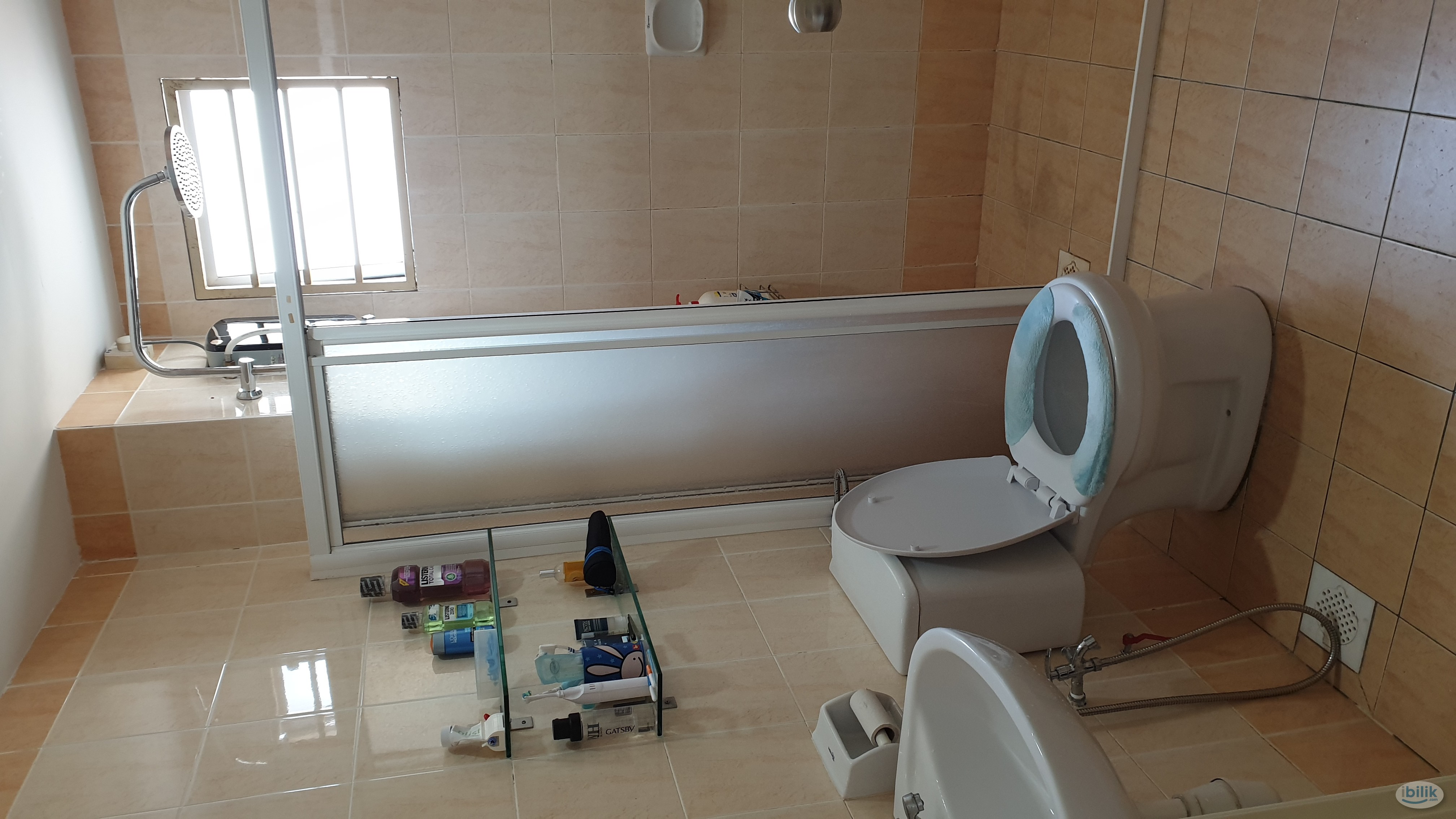 Middle Room at SuriaMas, Bandar Sunway - Image 5