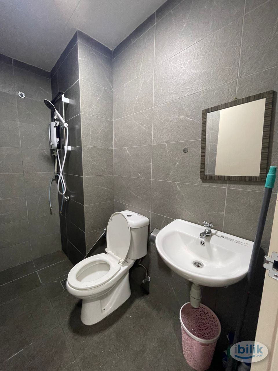 Middle Room at Kuala Lumpur, Malaysia - Image 4