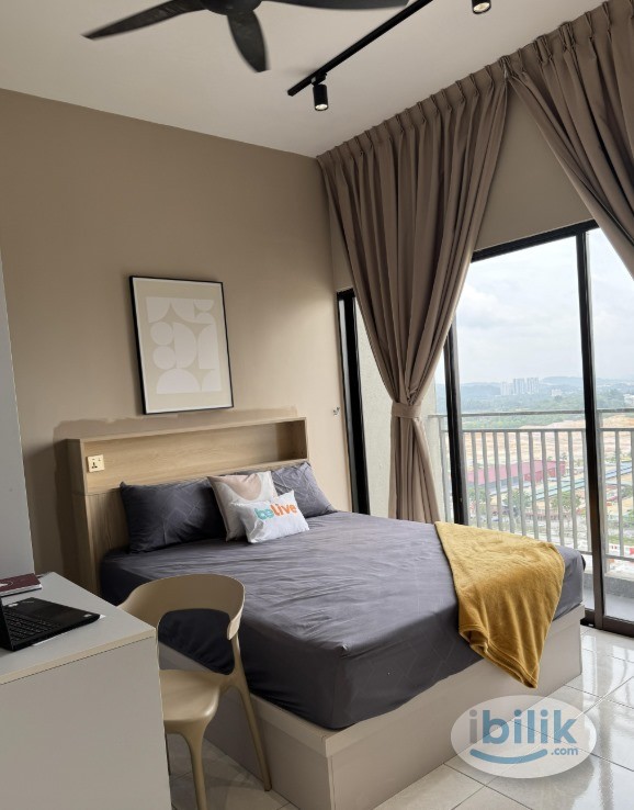 FULLY FURNISHED BALCONY ROOM WITH QUEEN BED TO RENT - Image 1