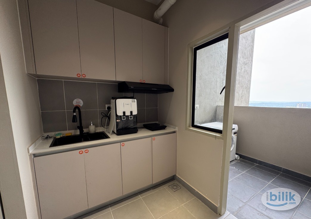 FULLY FURNISHED BALCONY ROOM WITH QUEEN BED TO RENT - Image 3