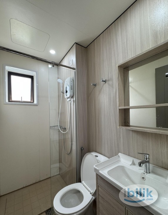 FULLY FURNISHED BALCONY ROOM WITH QUEEN BED TO RENT - Image 5