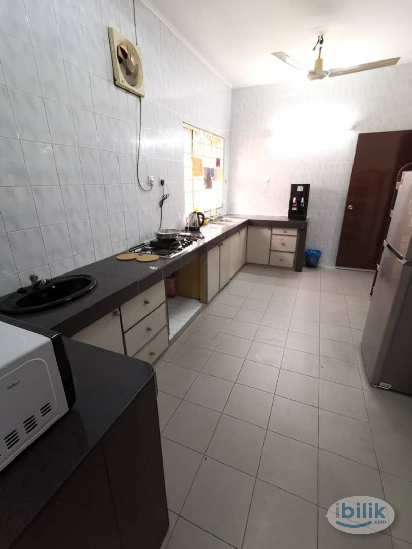 [Balcony Room] Student Middle Room at PJS 7, Bandar Sunway - Image 3