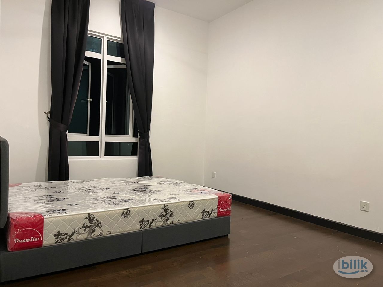Middle Room at Saville @ The Park, Pantai - Image 2