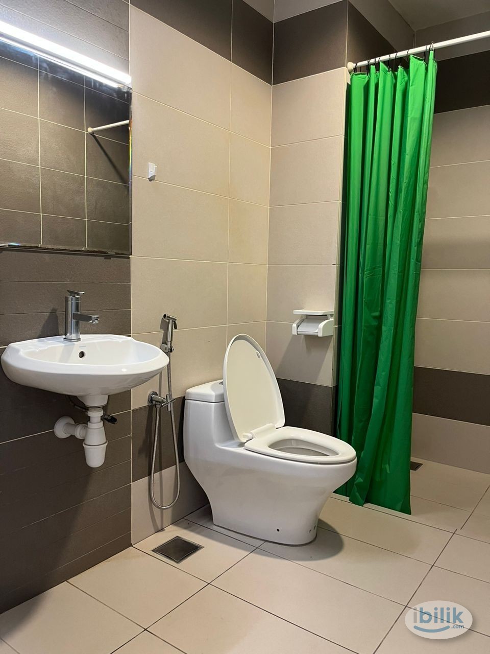 Middle Room at Saville @ The Park, Pantai - Image 5