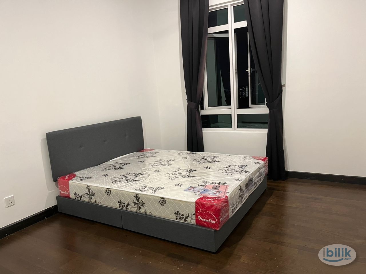 Middle Room at Saville @ The Park, Pantai - Image 1