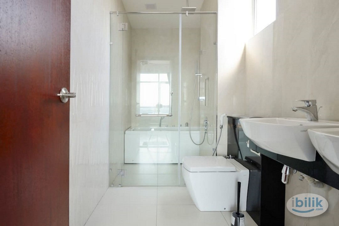 MASTERBEDROOM WITH PRIVATE BATHROOM AND BATHTUB @ NEAR CIQ - Image 4