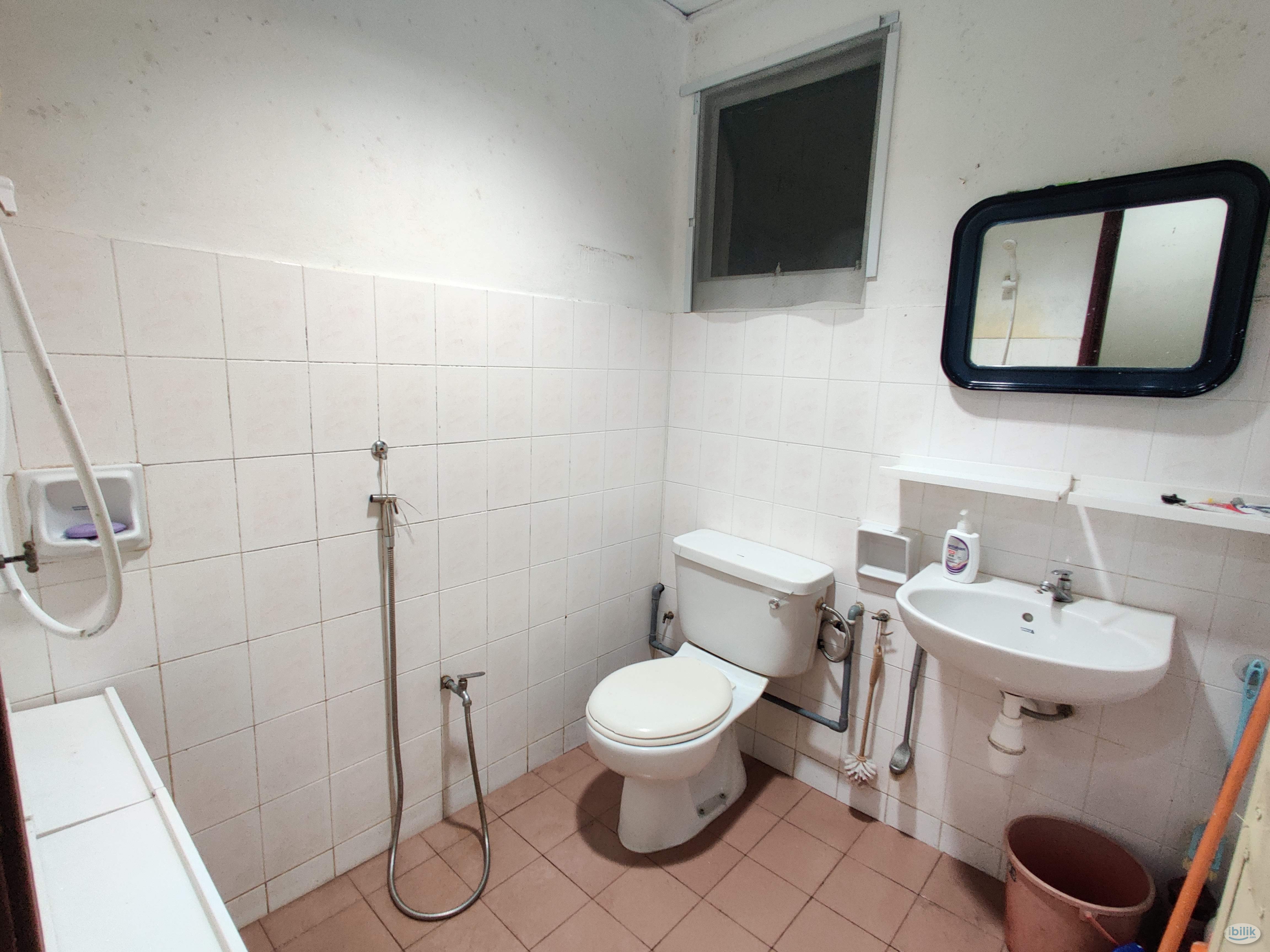 Middle Room@Condo, Ampang, Bus stop, LRT. Easy access to highways. Aircon. WIFI - Image 3