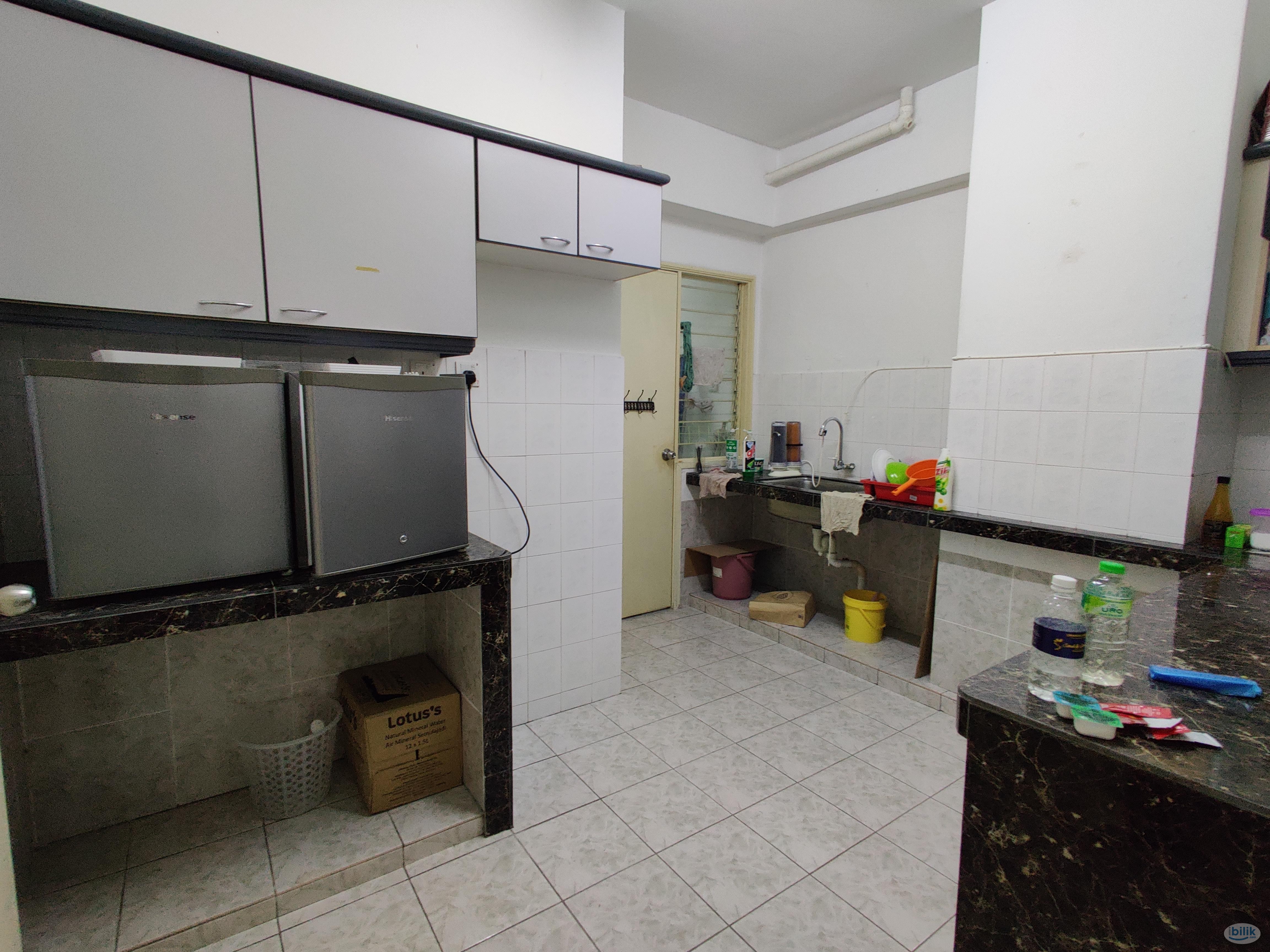Middle Room@Condo, Ampang, Bus stop, LRT. Easy access to highways. Aircon. WIFI - Image 5
