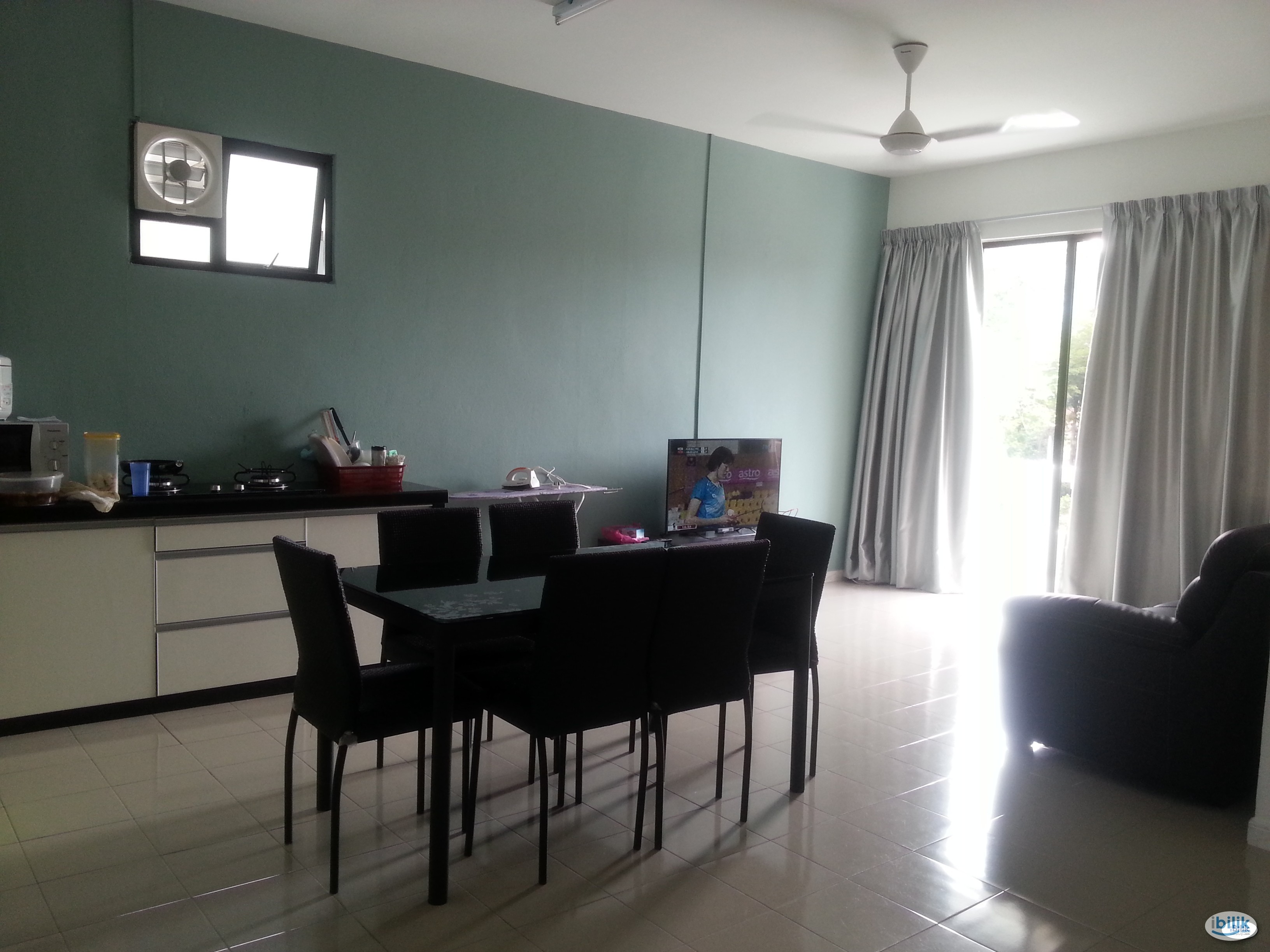 Room with private bathroom in Georgetown with utilities and weekly cleaning services included - Image 1