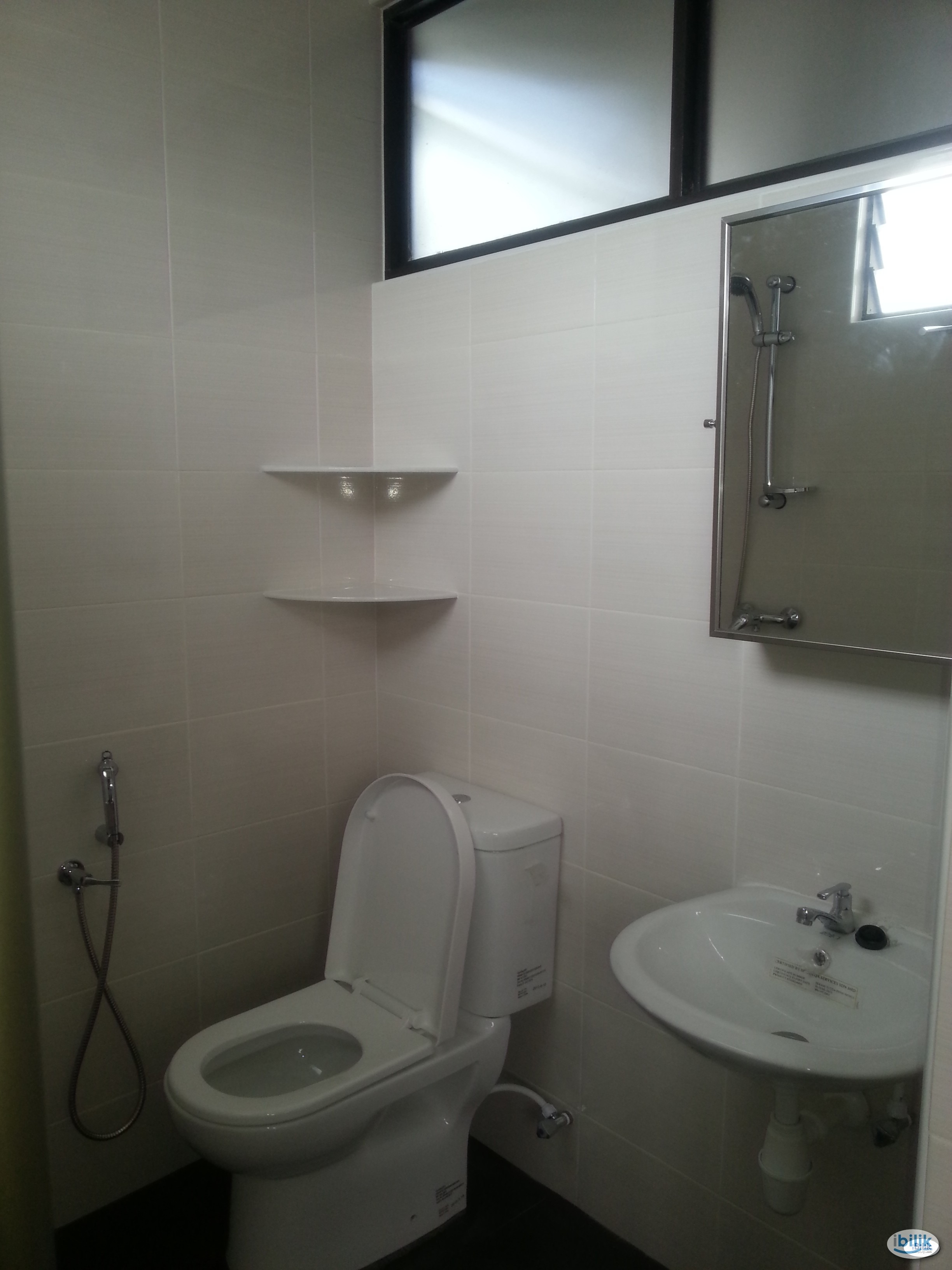 Room with private bathroom in Georgetown with utilities and weekly cleaning services included - Image 4