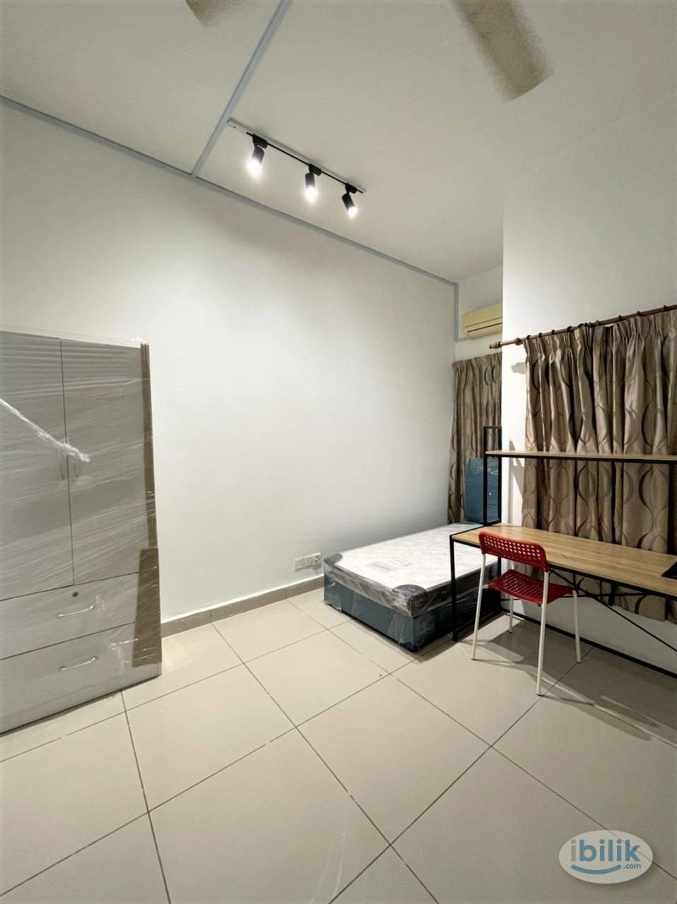 Middle Partitioned Room [Include Wifi n Water] Impian Meridian Usj 1 near Sunway South Quay - Image 1