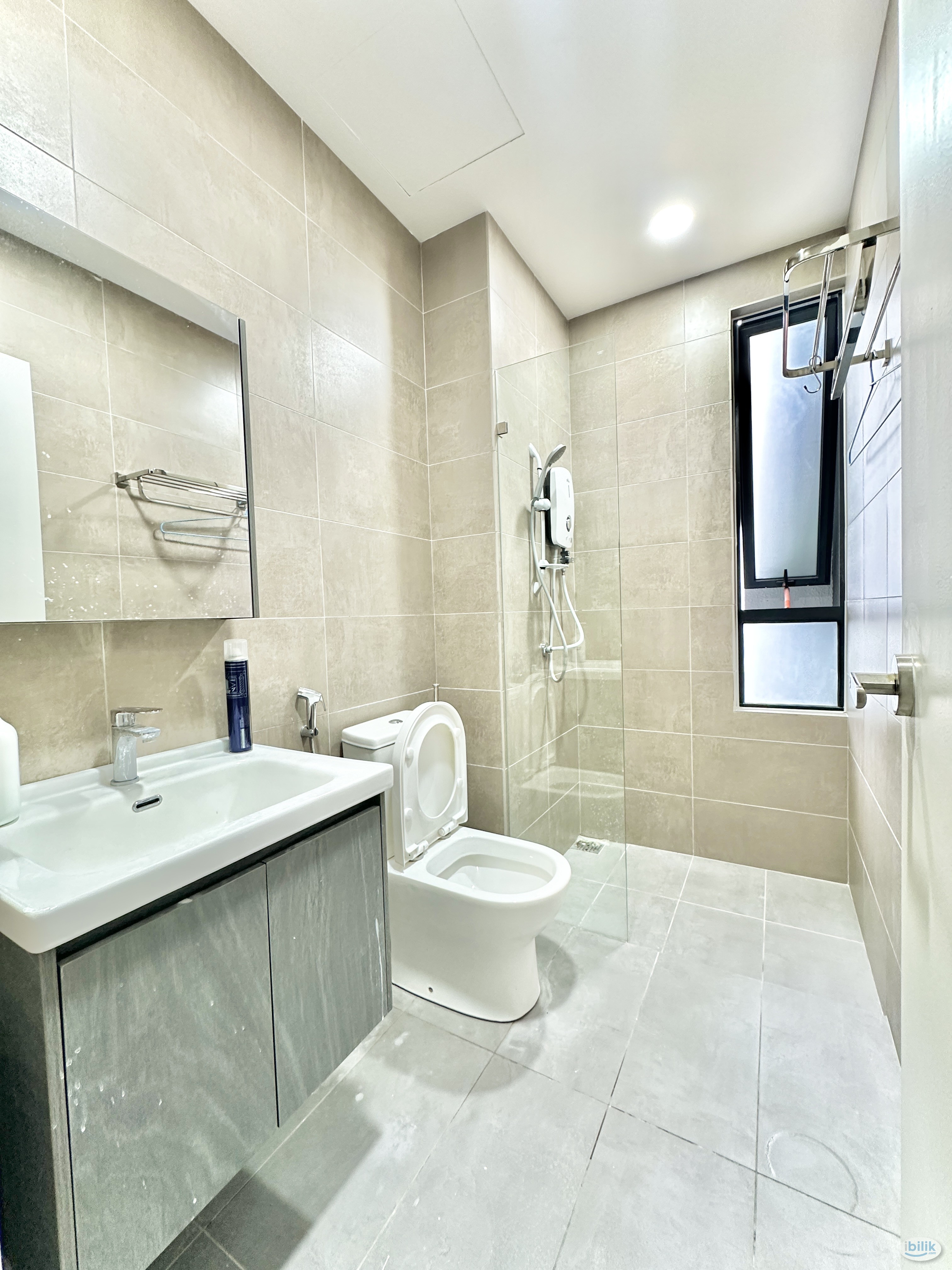 Middle Room at 99 Residence, Taman Wahyu - Image 1
