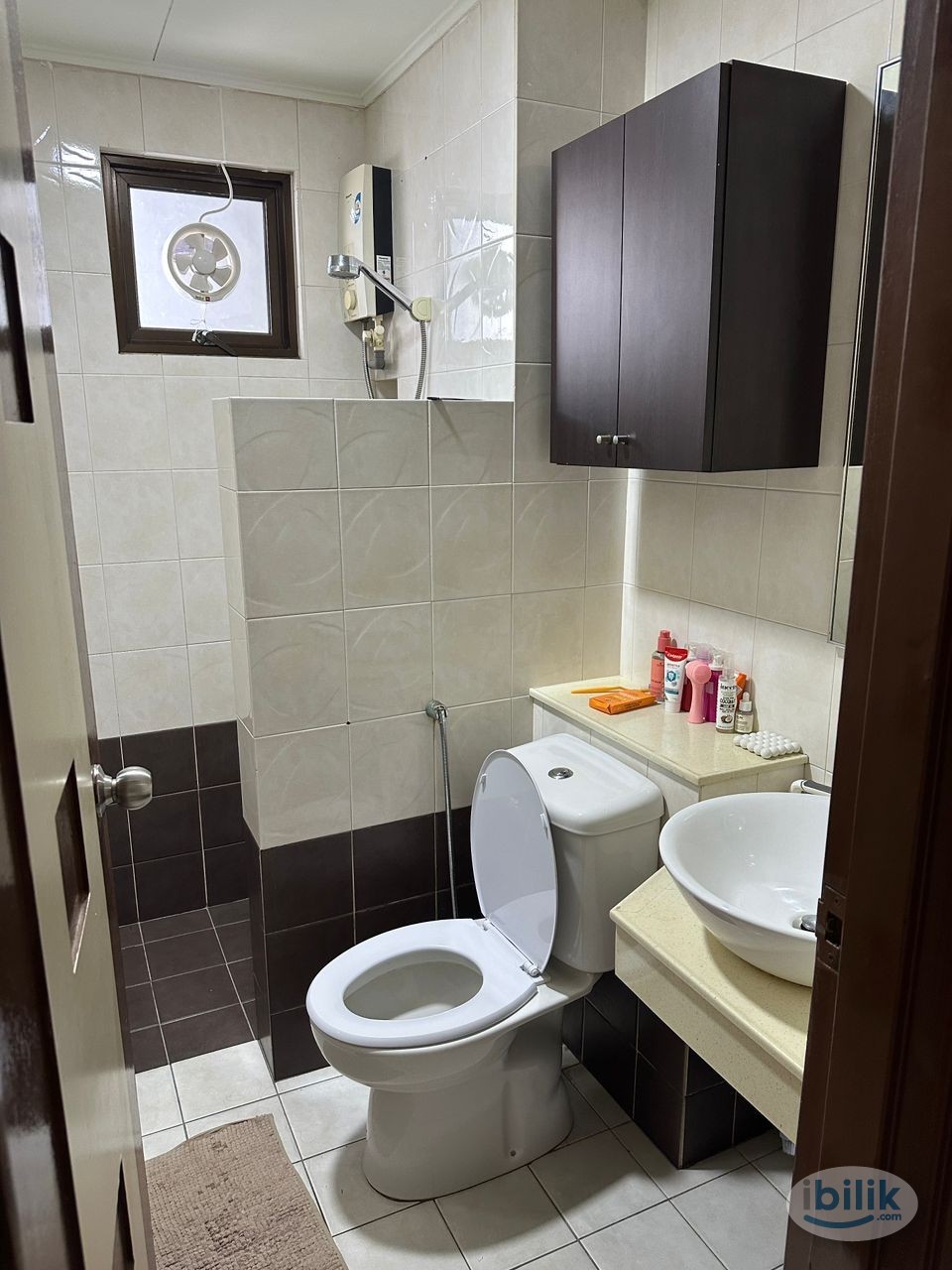 Master Room at Casa Kiara1, near Arcoris, 163, Plaza MK, 1MK, GatewayKiaramas ,Mont Kiara - Image 4
