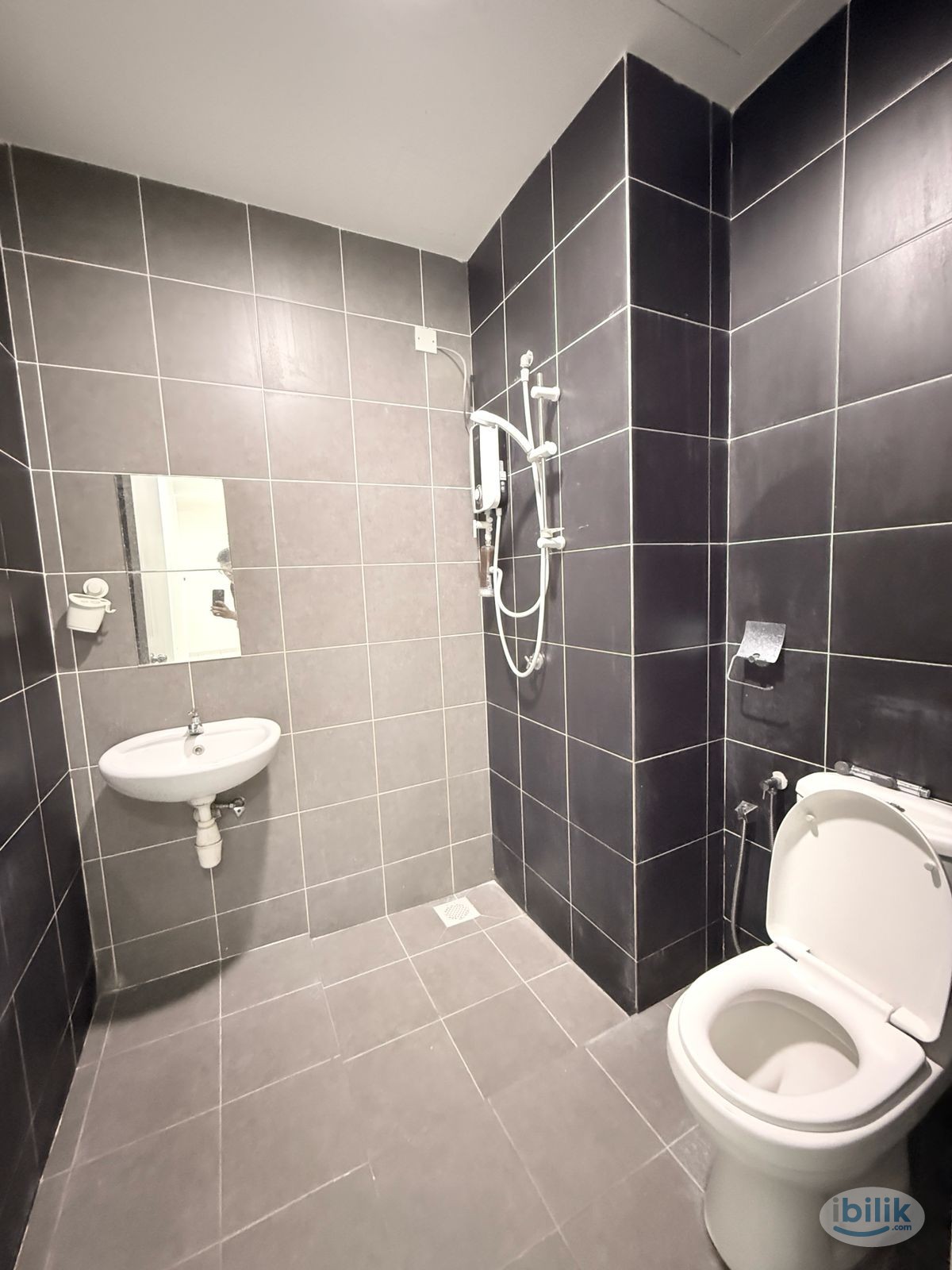 Female Unit Medium room with 1 Month deposit! Near MRT Damansara Damai - Image 4