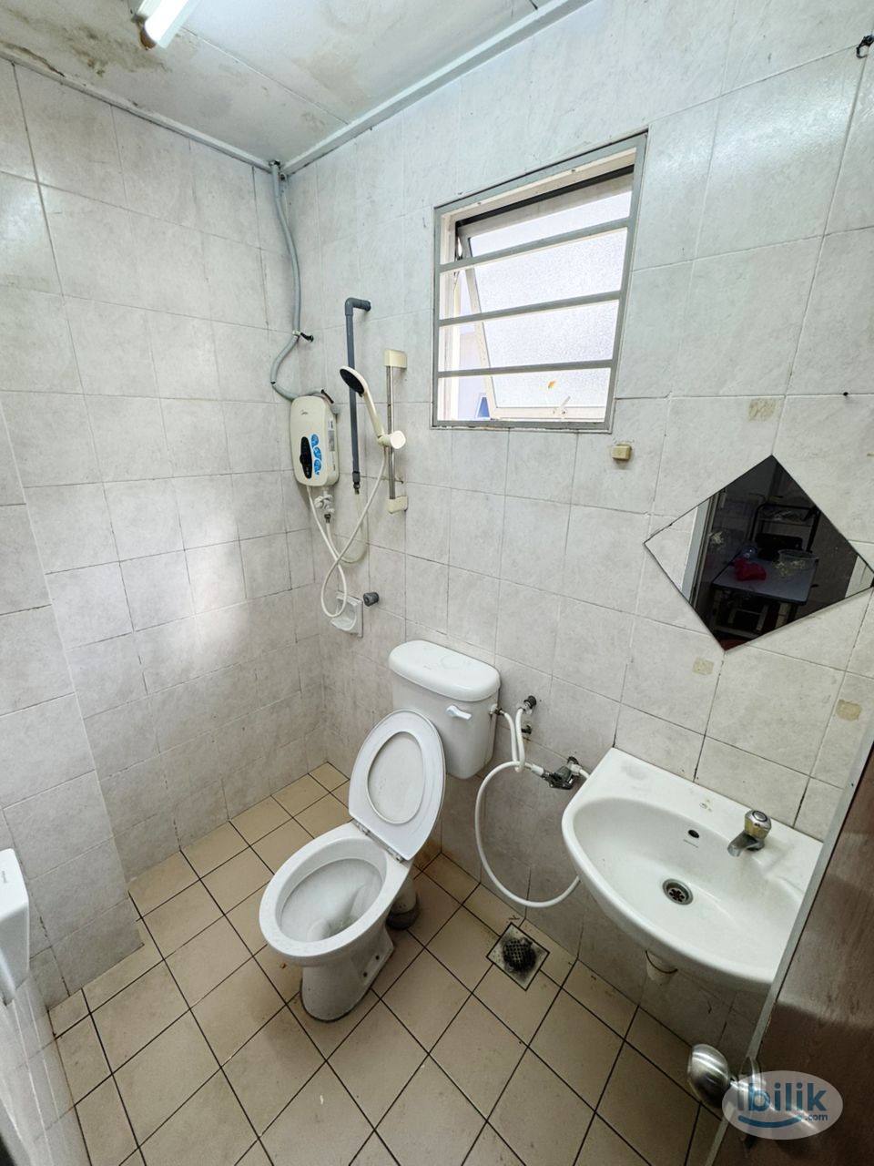 LOW RENTAL🌟Fully Furnished Middle Room at Setia Alam 🚀🚀 Free WiFi, Utilities Included ⛳️⛳️ - Image 3