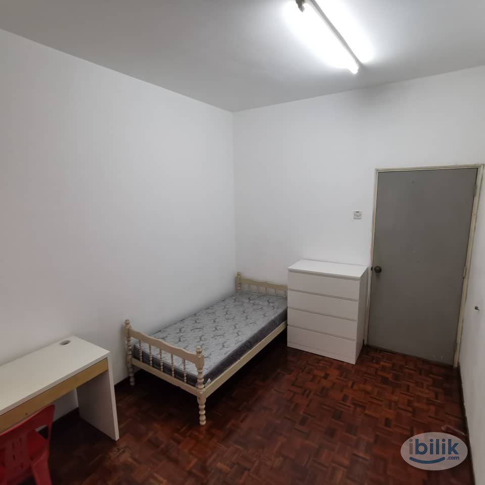 Single Room with Balcony for Chinese - Image 2