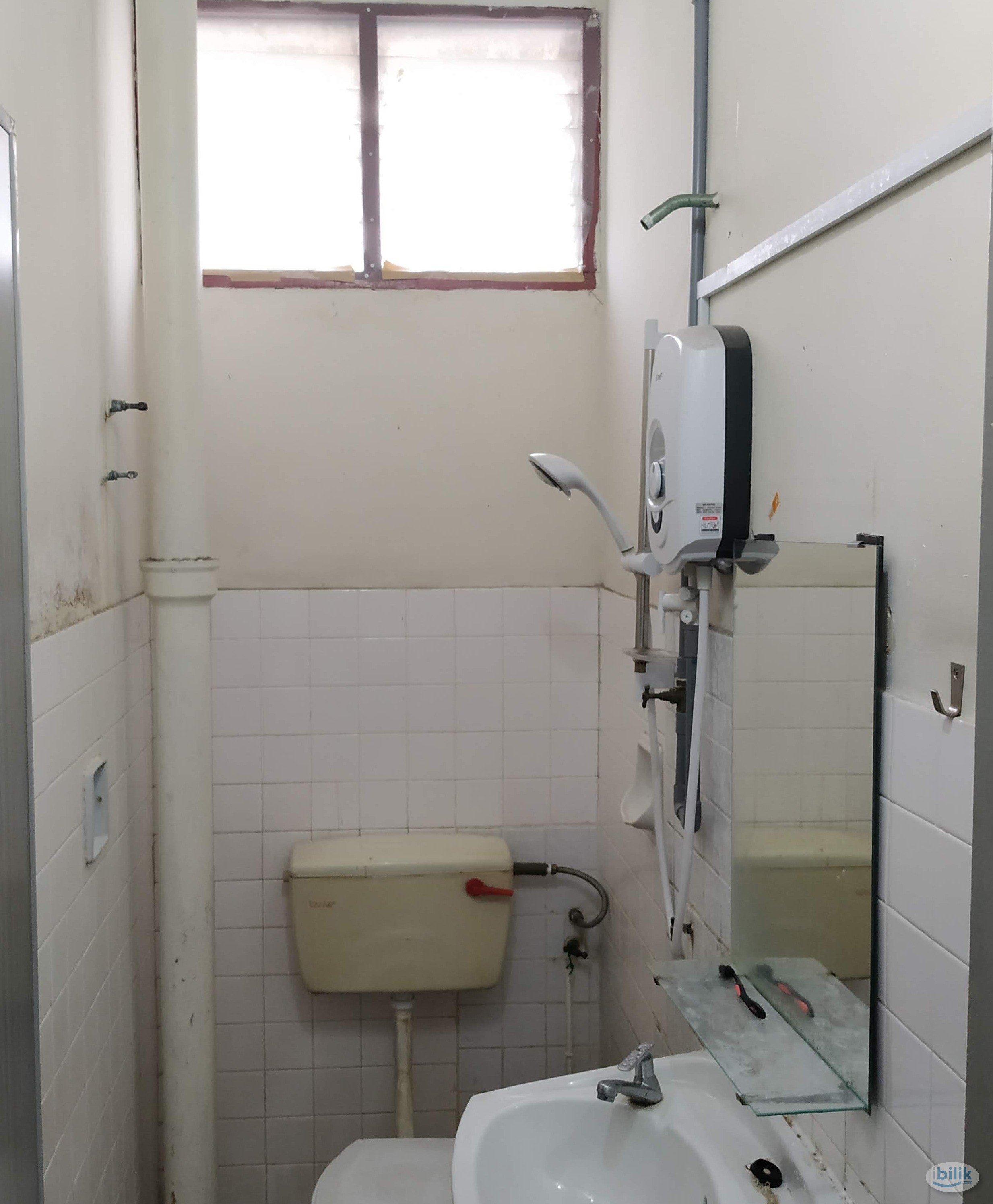 Single Room with Balcony for Chinese - Image 5