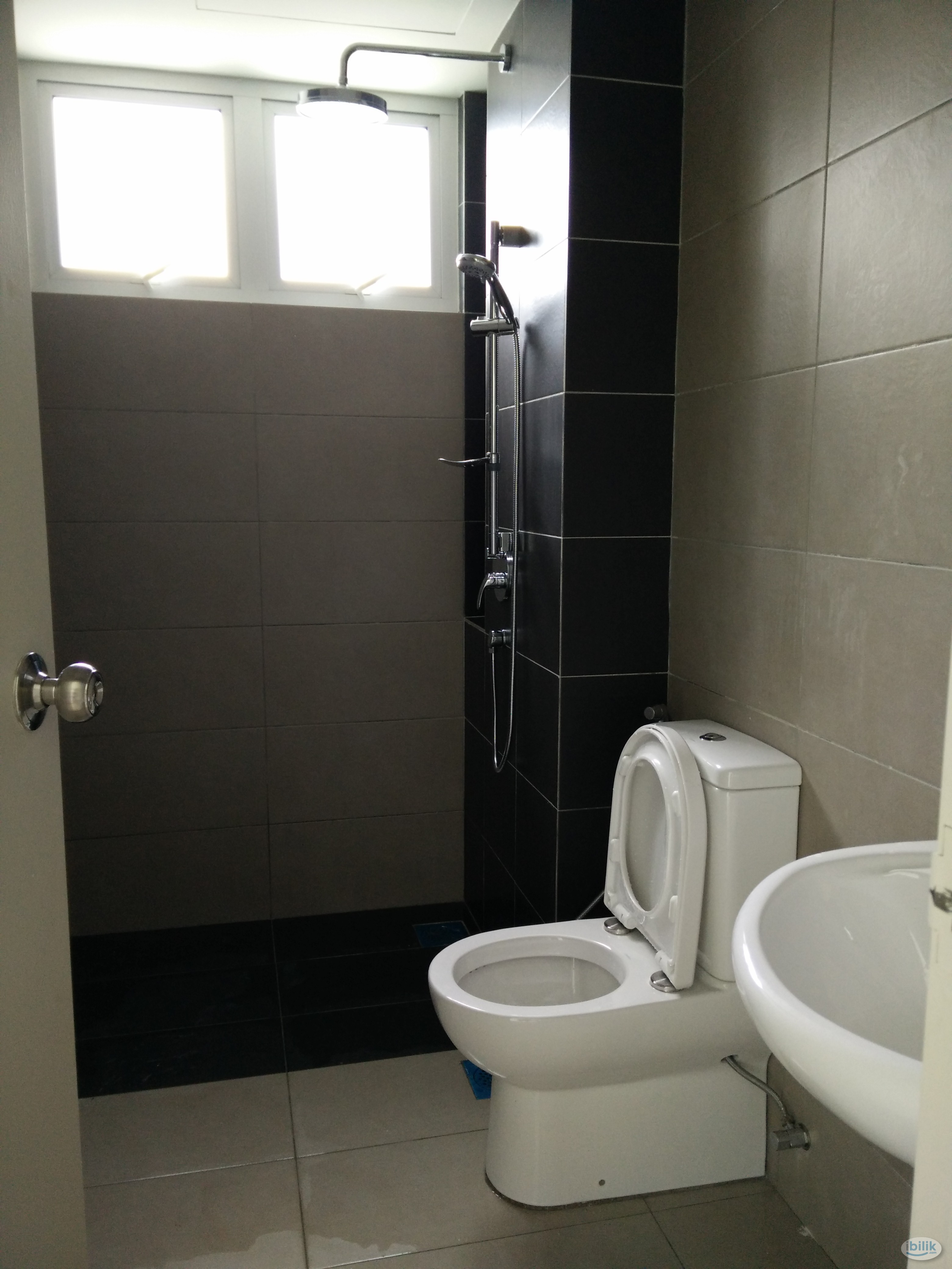 Middle Room at Gardens Ville, Sungai Ara - Image 1
