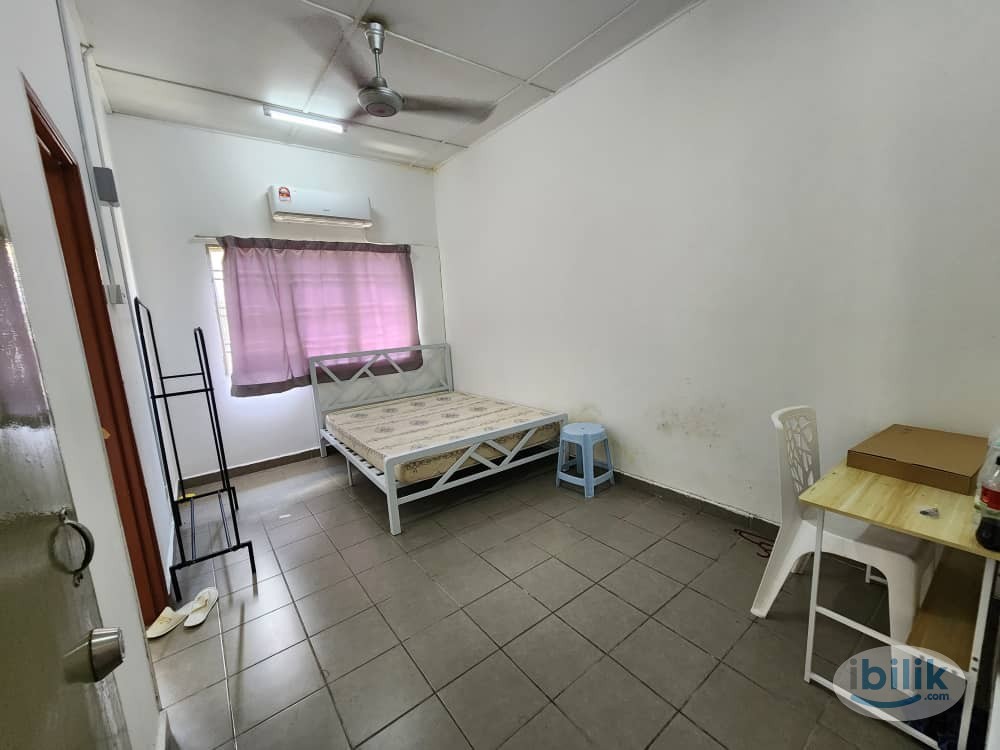 Beside KESAS Highway 🛣️Master Room Private Bathroom @ Shah Alam 🚆Nearby Kota Kemuning, Gamuda Walk Mall - Image 1