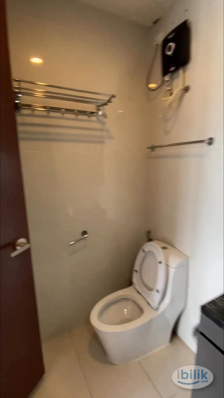 Country Garden / Danga Bay / Female unit only / RM1200 / Attach own toilet / low deposit - Image 3