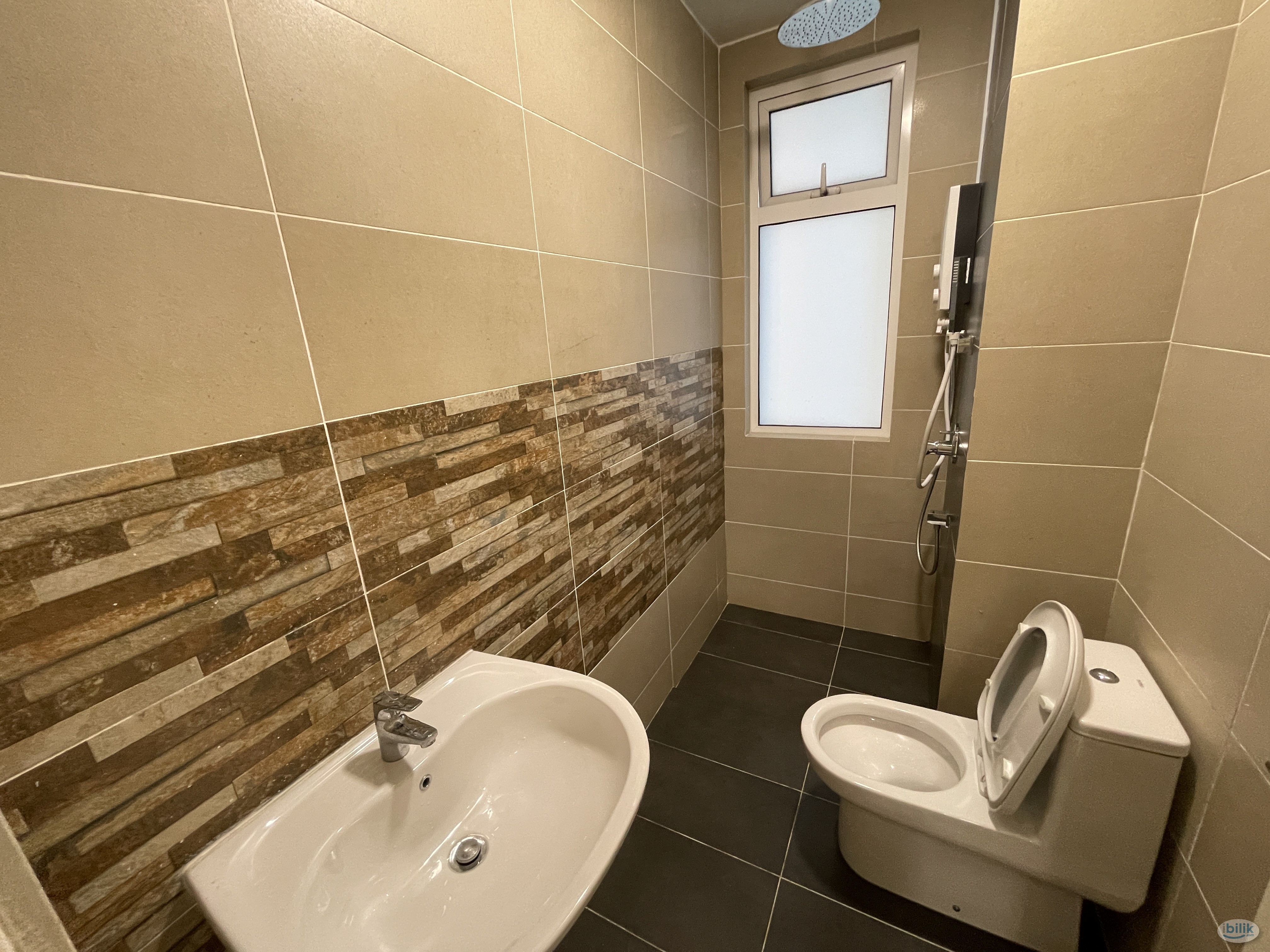 Walking 5 Min to CIQ Middle Queen Bedroom For Rent - Image 3