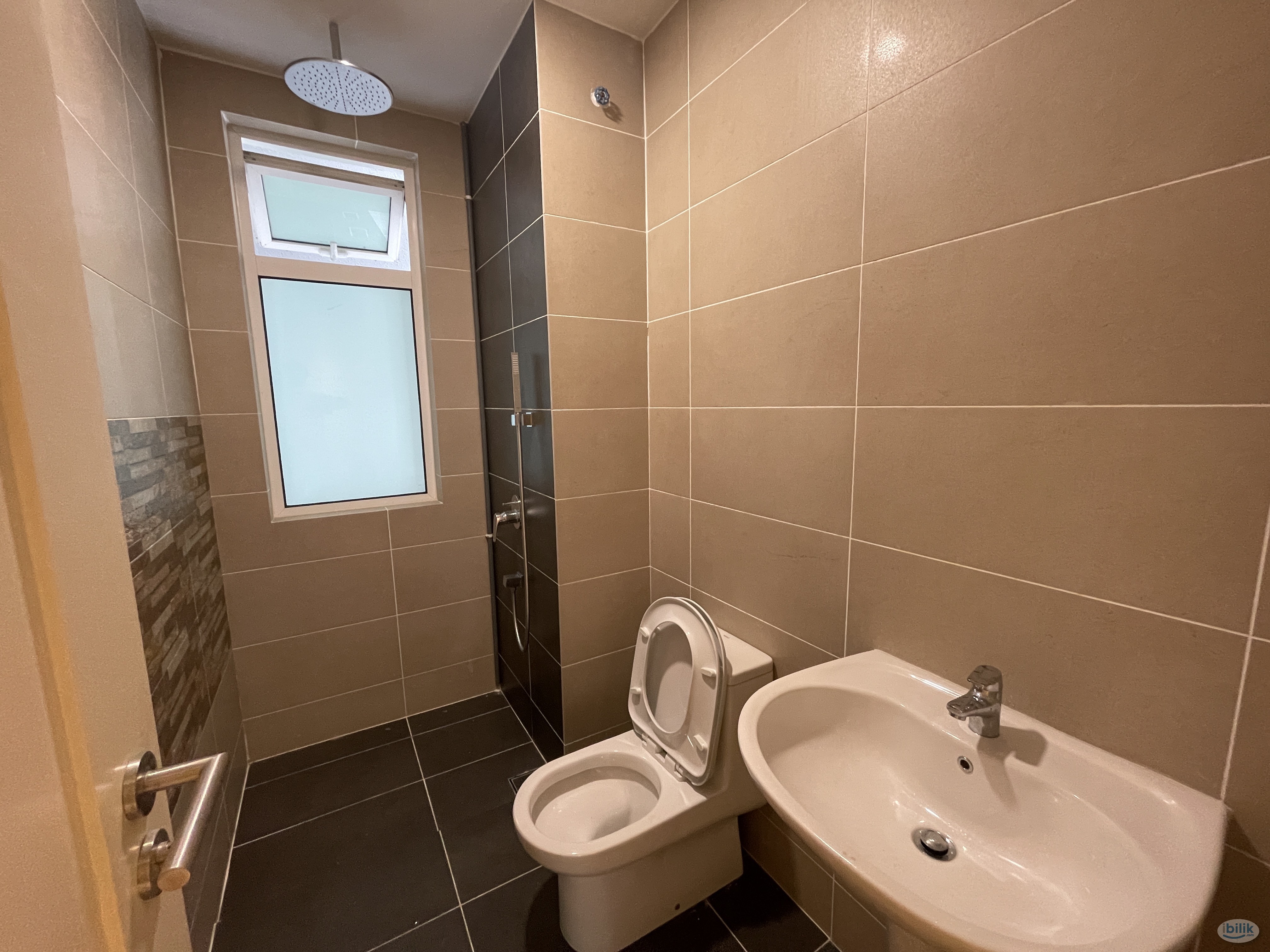 JB Tri Tower Room For Rent Walking CIQ 5 min - Image 4
