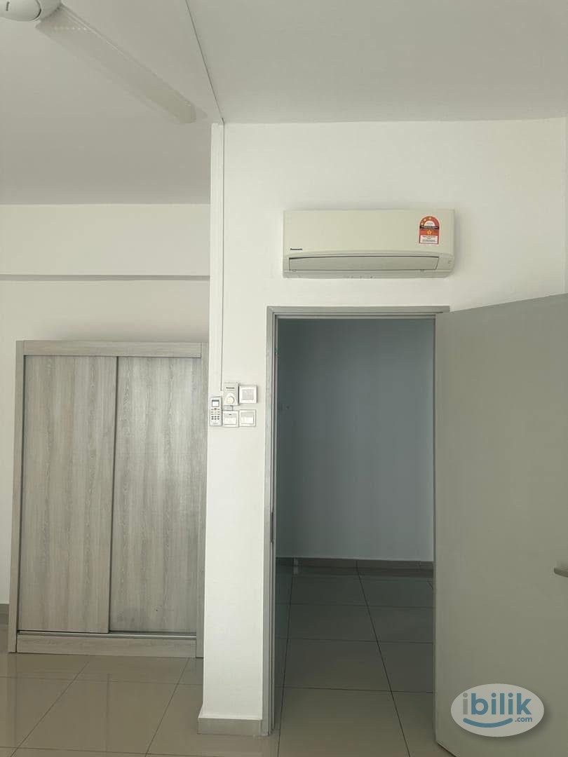 Master Room at Promenade Residence, Bayan Baru - Image 2