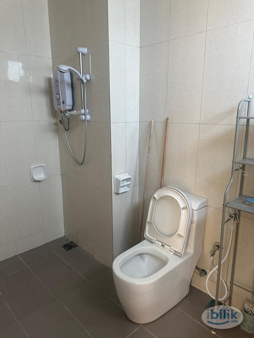 Master Room at Promenade Residence, Bayan Baru - Image 3