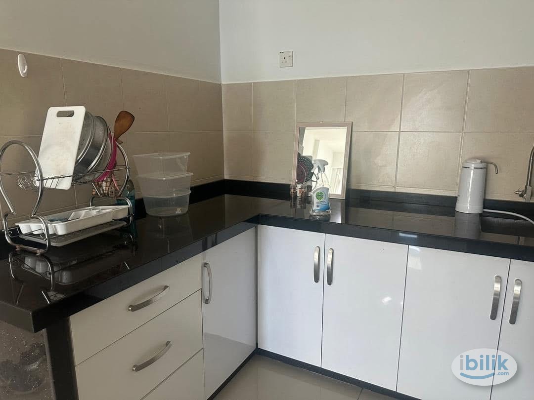 Master Room at Promenade Residence, Bayan Baru - Image 5